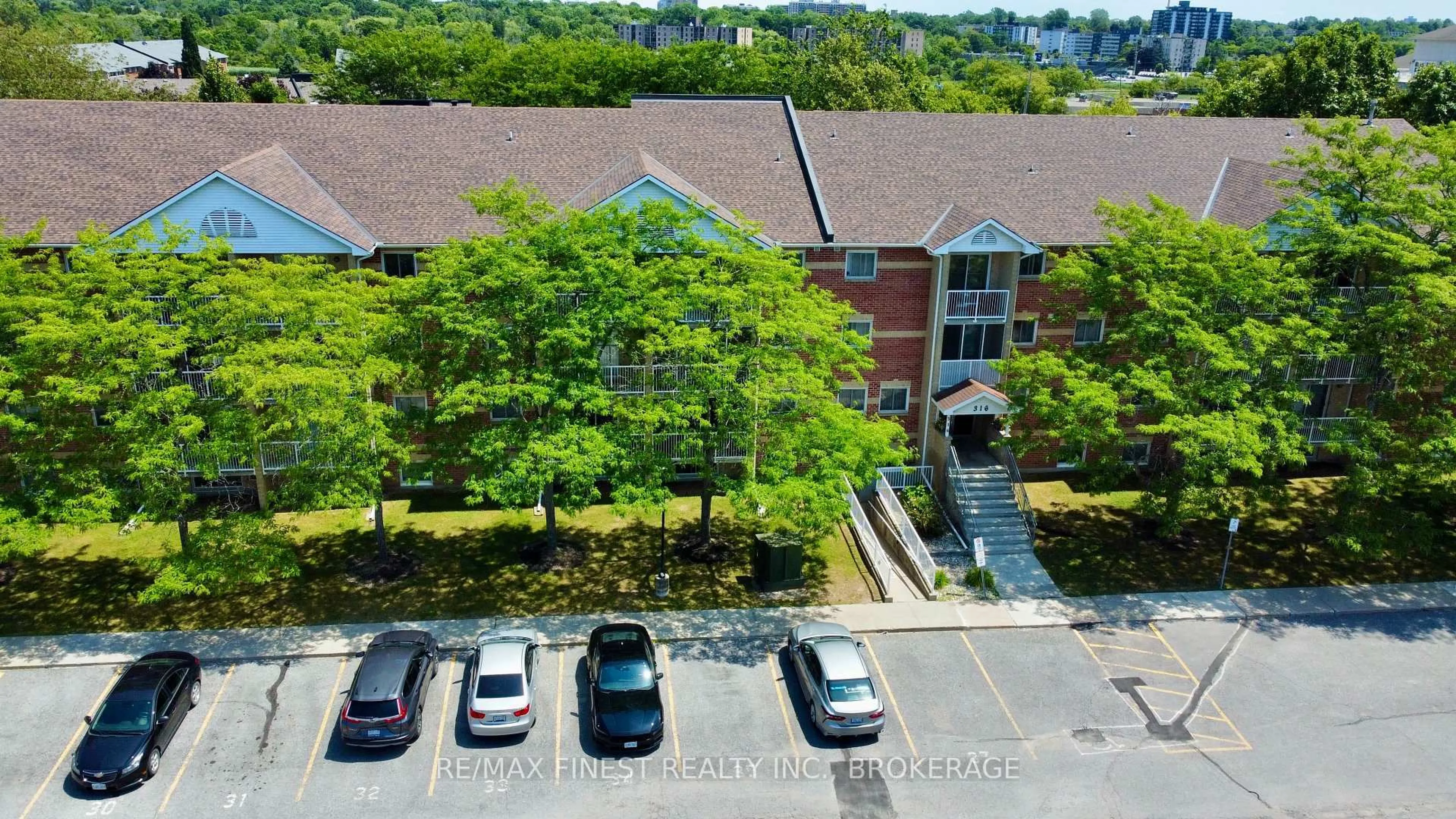 A pic from outside/outdoor area/front of a property/back of a property/a pic from drone, building for 316 Kingsdale Ave, Kingston Ontario K7M 8S2