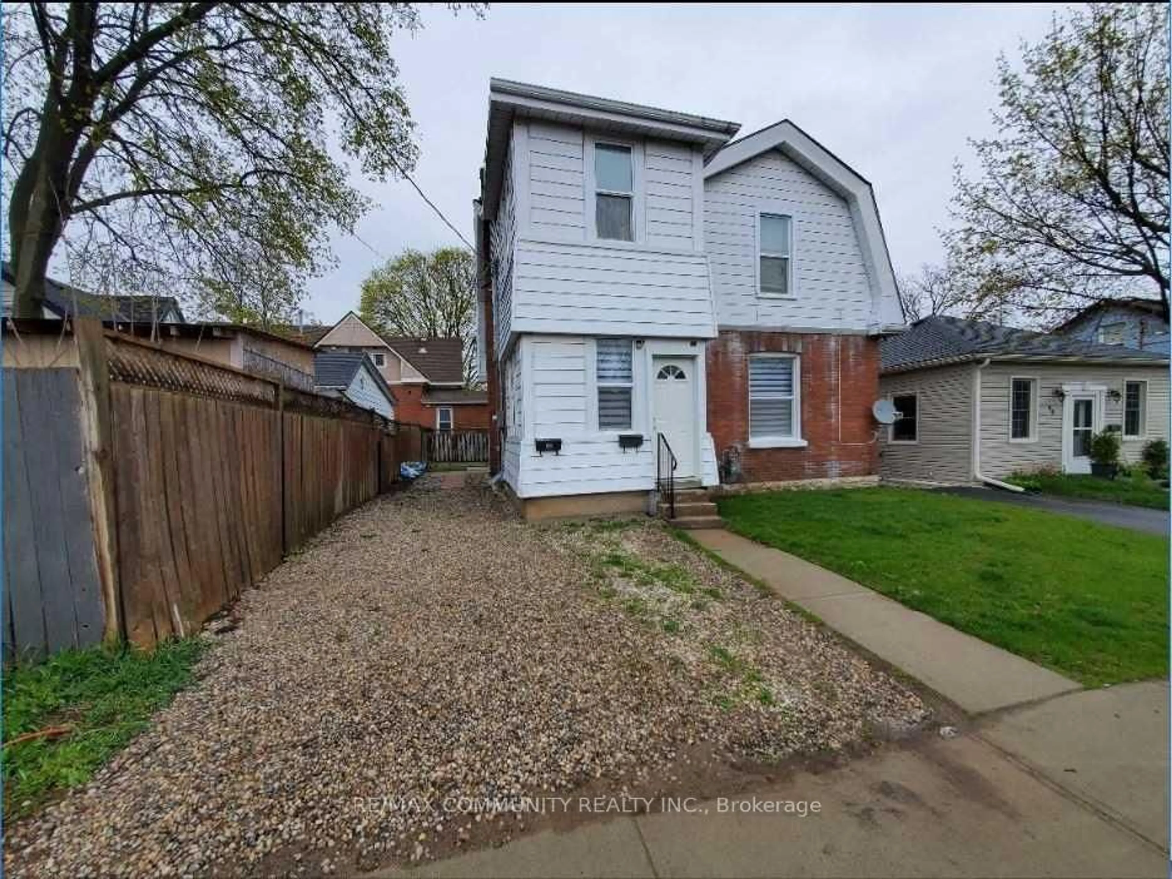 A pic from outside/outdoor area/front of a property/back of a property/a pic from drone, street for 86 Victoria St, Brantford Ontario N3S 3K6