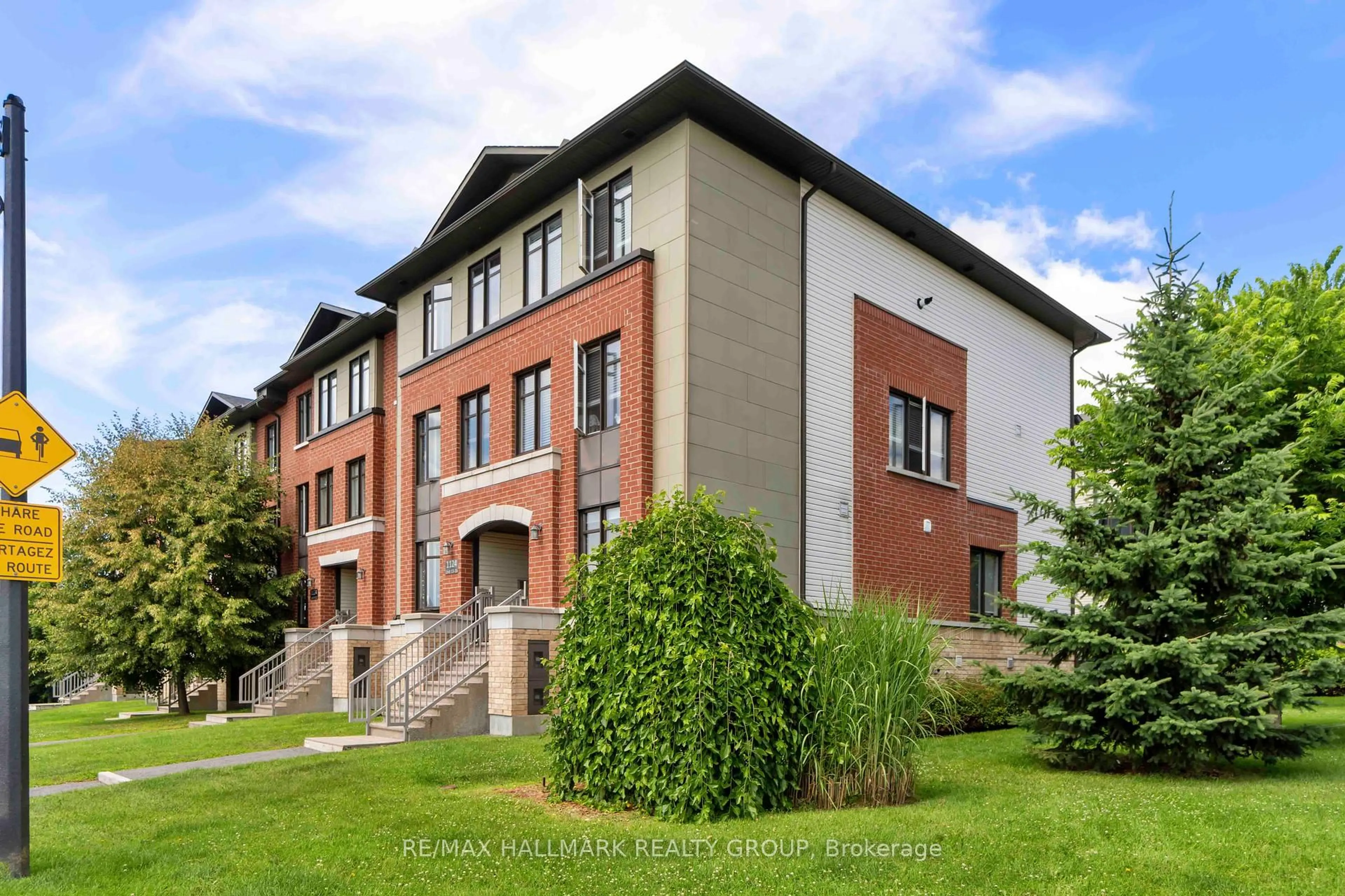 Home with brick exterior material, building for 1124 Docteur Corbeil Blvd #14, Clarence-Rockland Ontario K4K 0G9