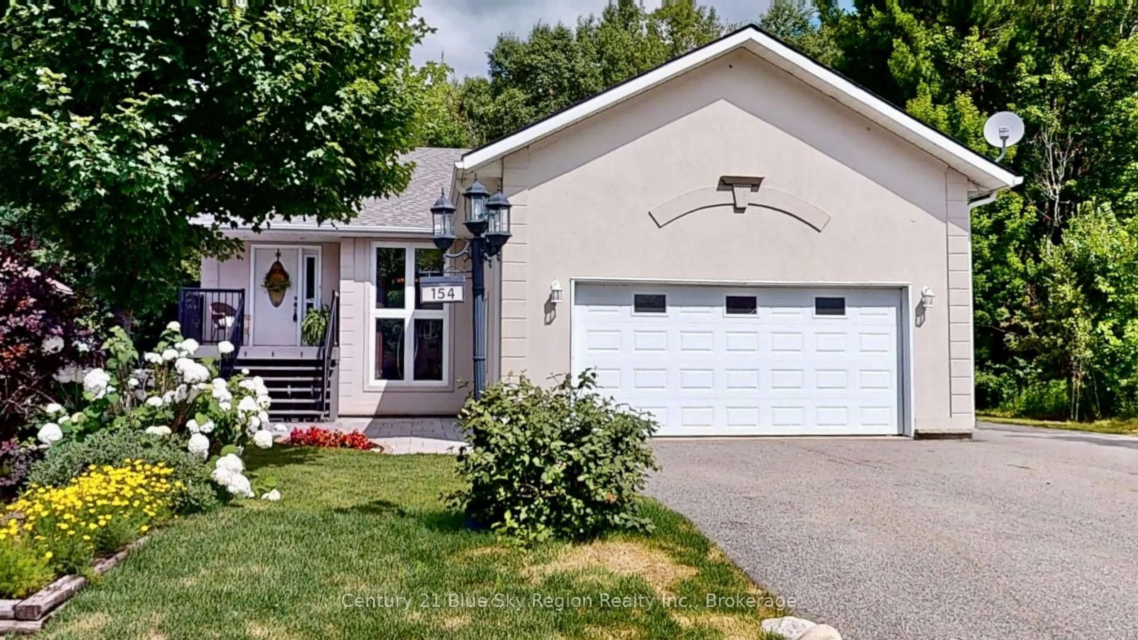 Home with vinyl exterior material, street for 154 Golf Course Rd, Callander Ontario P0H 1H0