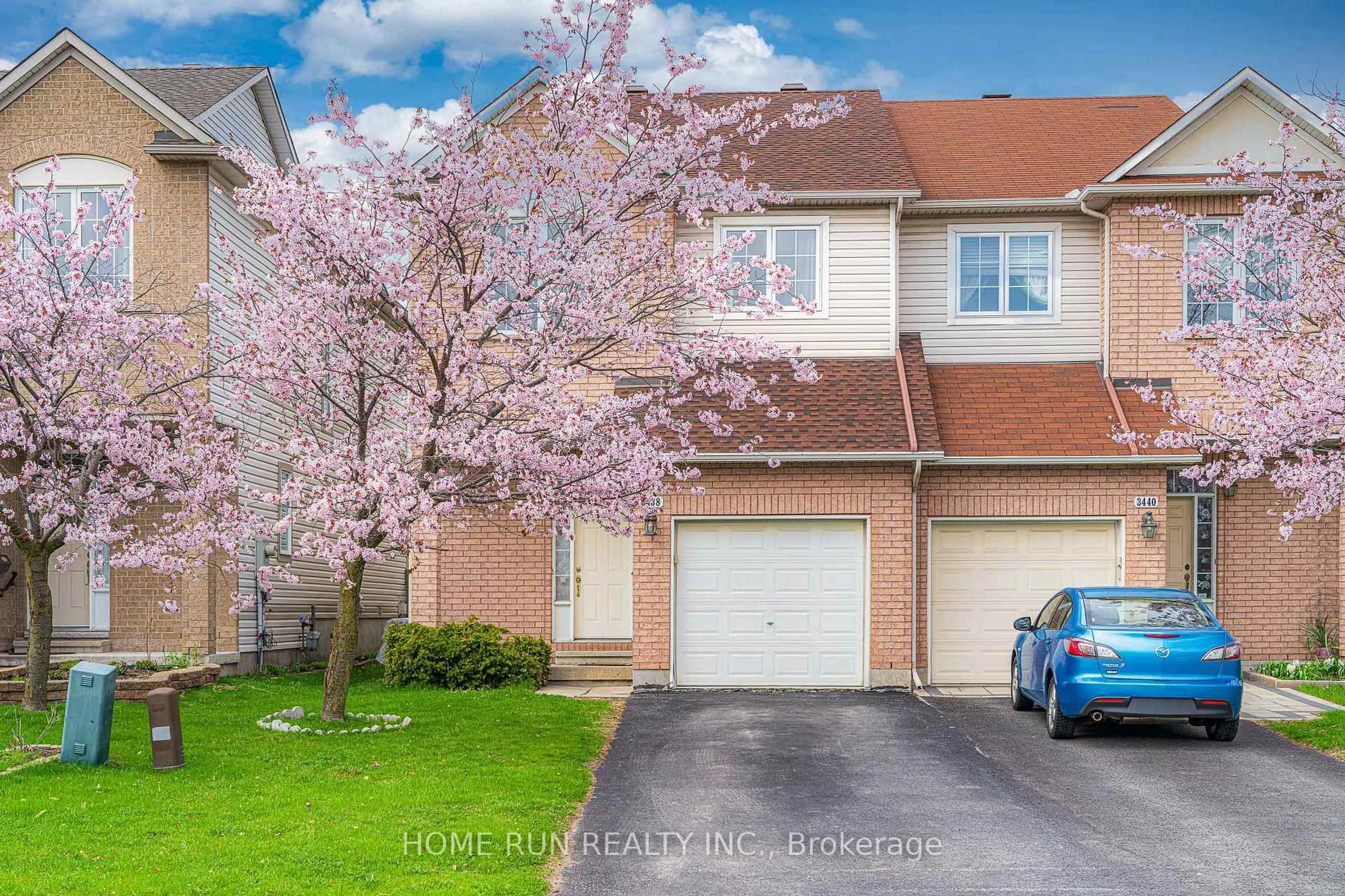 A pic from outside/outdoor area/front of a property/back of a property/a pic from drone, street for 3438 WYMAN Cres, Ottawa Ontario K1V 0P3