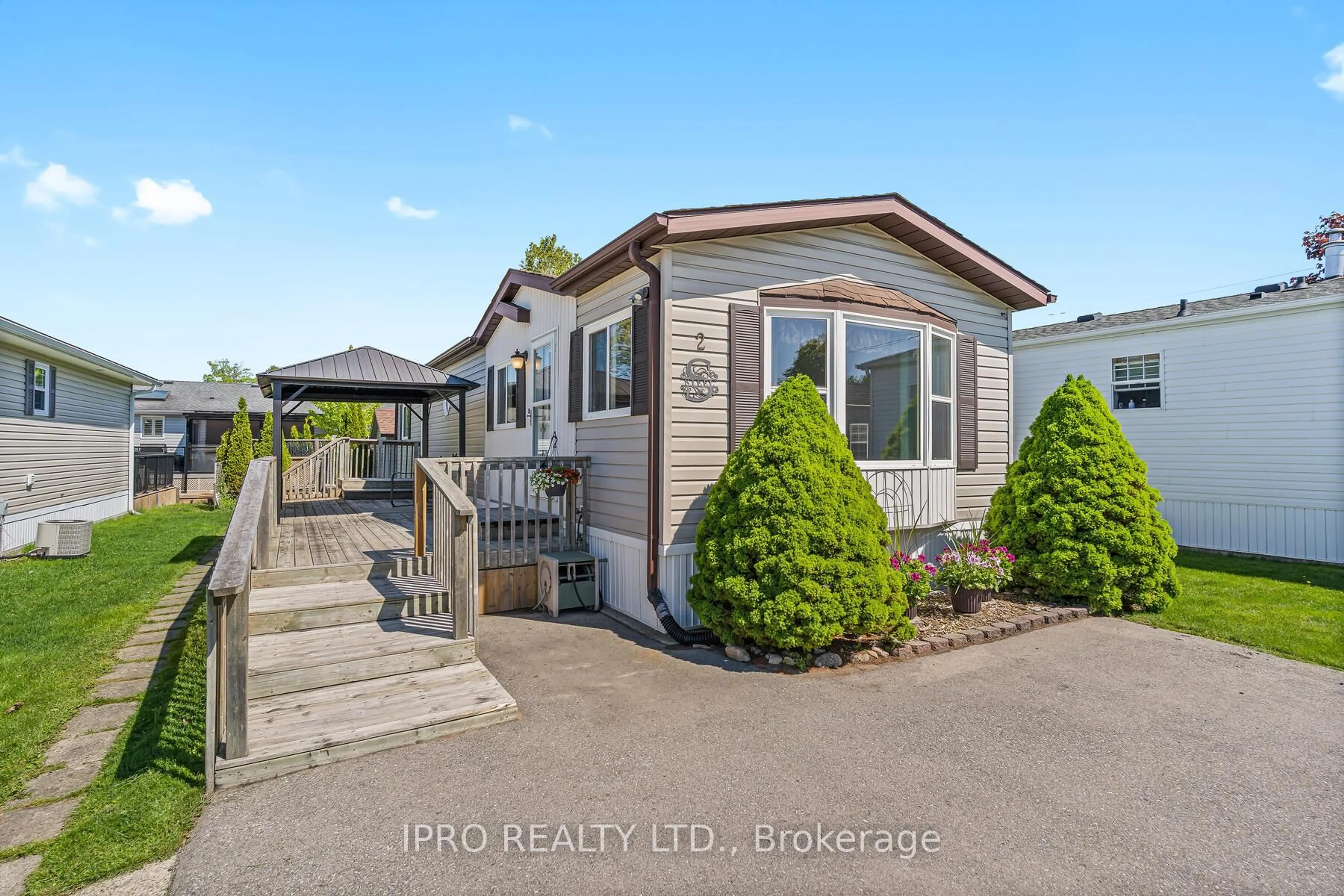 Home with vinyl exterior material, water/lake/river/ocean view for 2 Trillium Beach Dr, Puslinch Ontario N0B 2J0