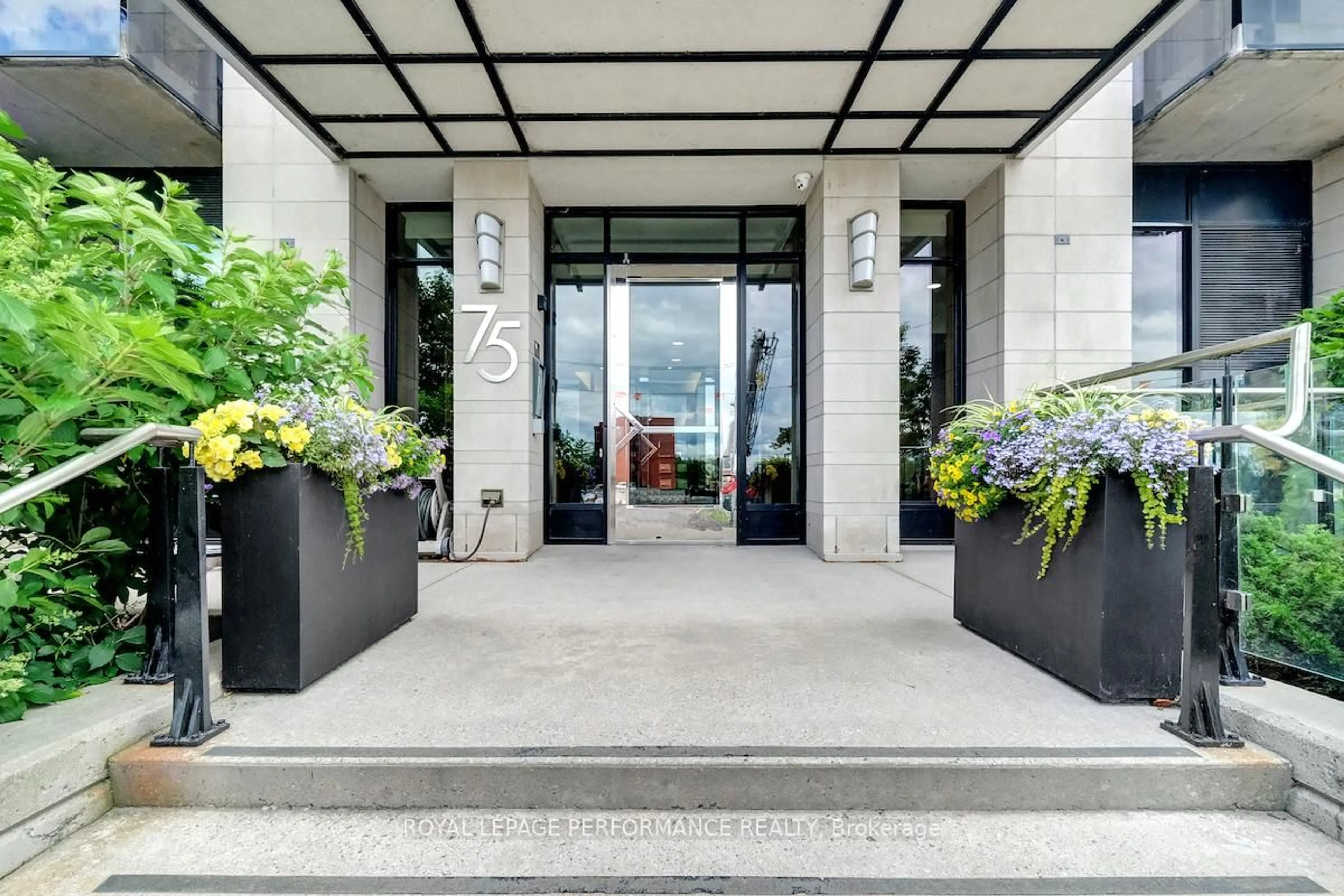 Indoor entryway for 75 Cleary Ave #207, Ottawa Ontario K2A 1R8
