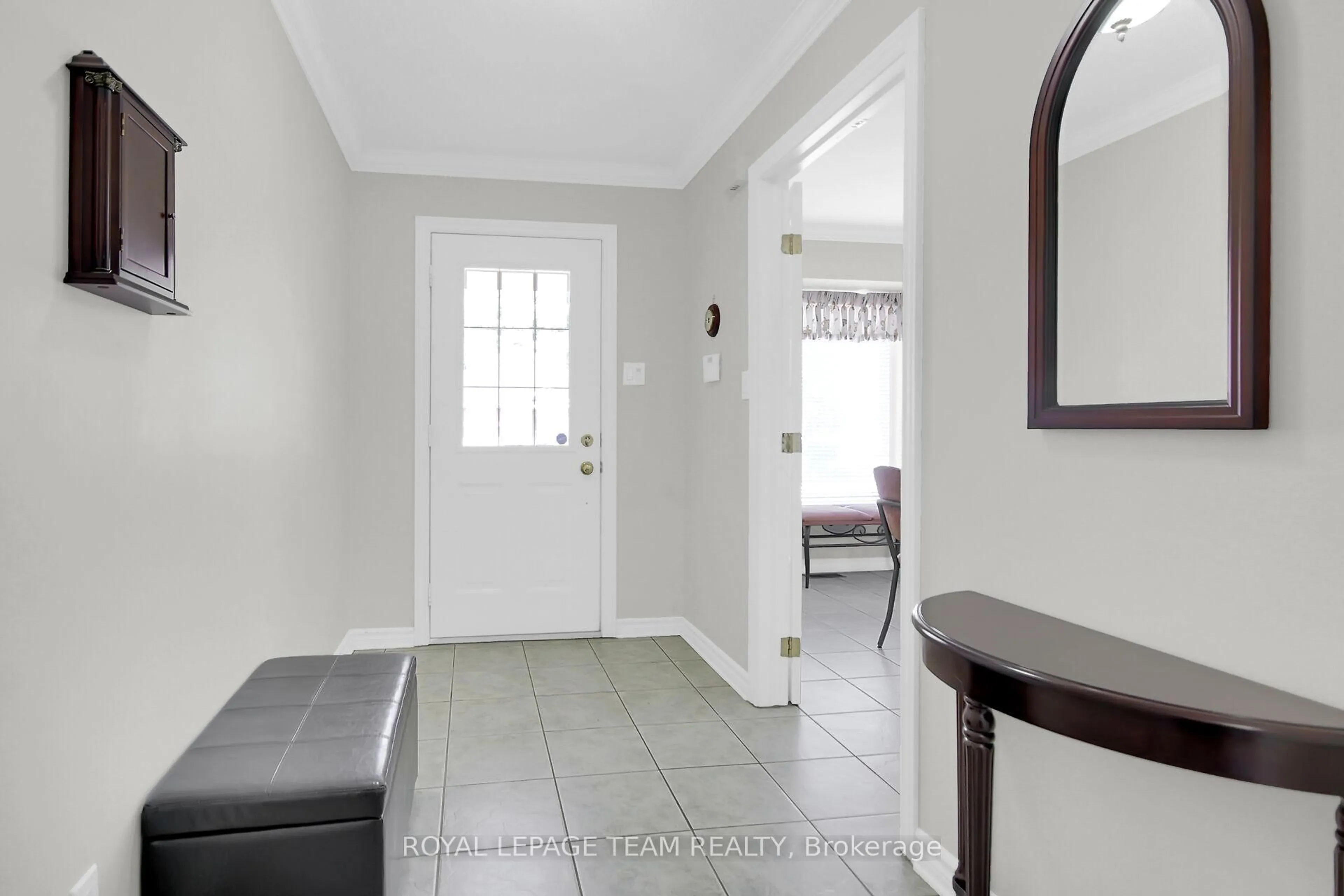 Indoor entryway for 35 Fieldcrest Ave, Ottawa Ontario K2J 4Y8