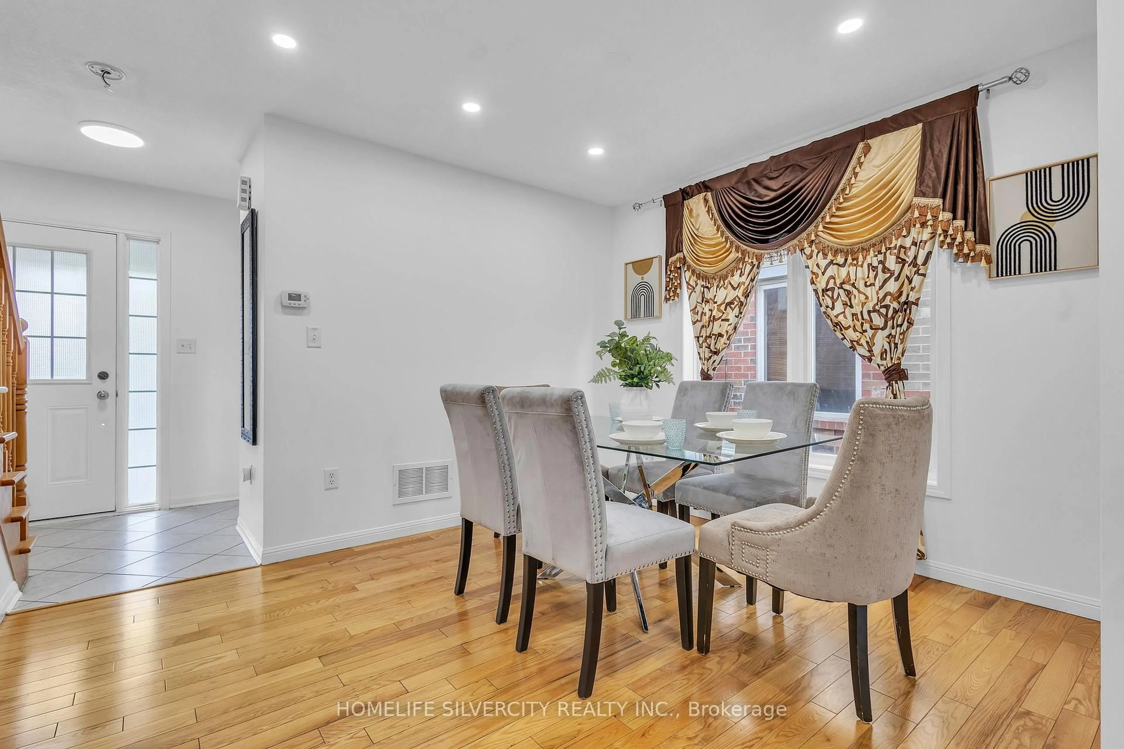 Dining room, wood/laminate floor for 28 Silverthorne Dr, Cambridge Ontario N3C 0B4