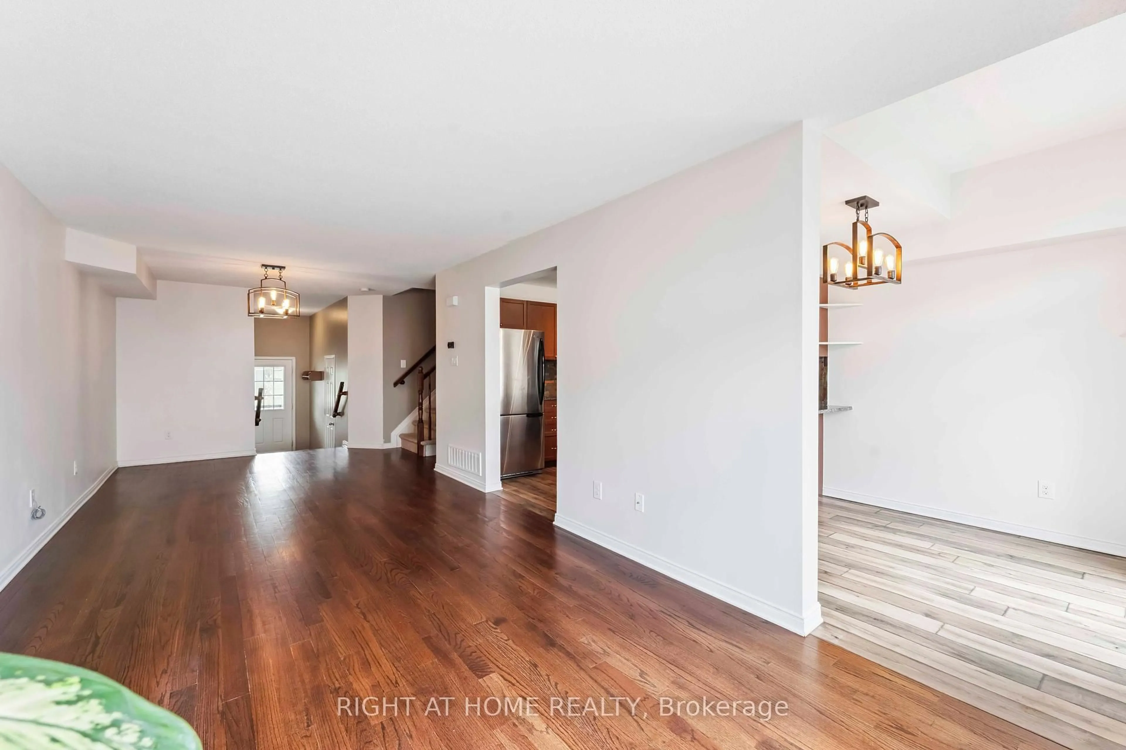 Indoor entryway for 142 Lokoya St, Ottawa Ontario K2S 0J4