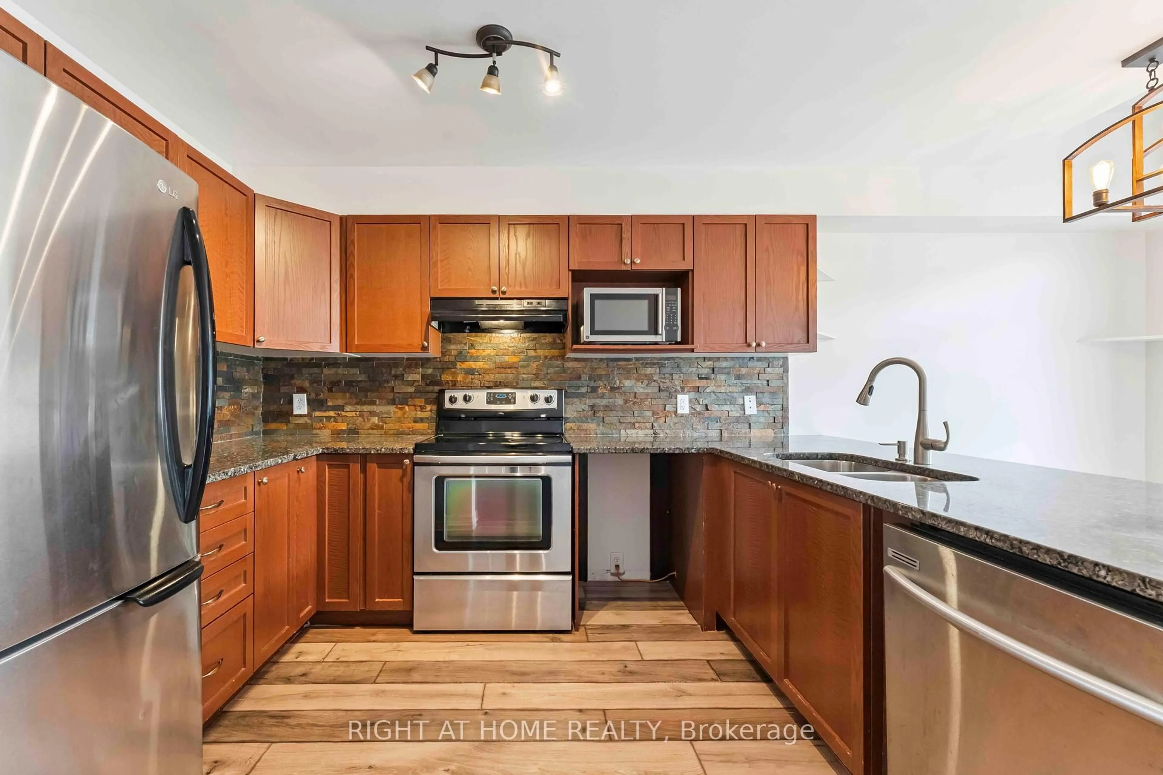 Standard kitchen, ceramic/tile floor for 142 Lokoya St, Ottawa Ontario K2S 0J4