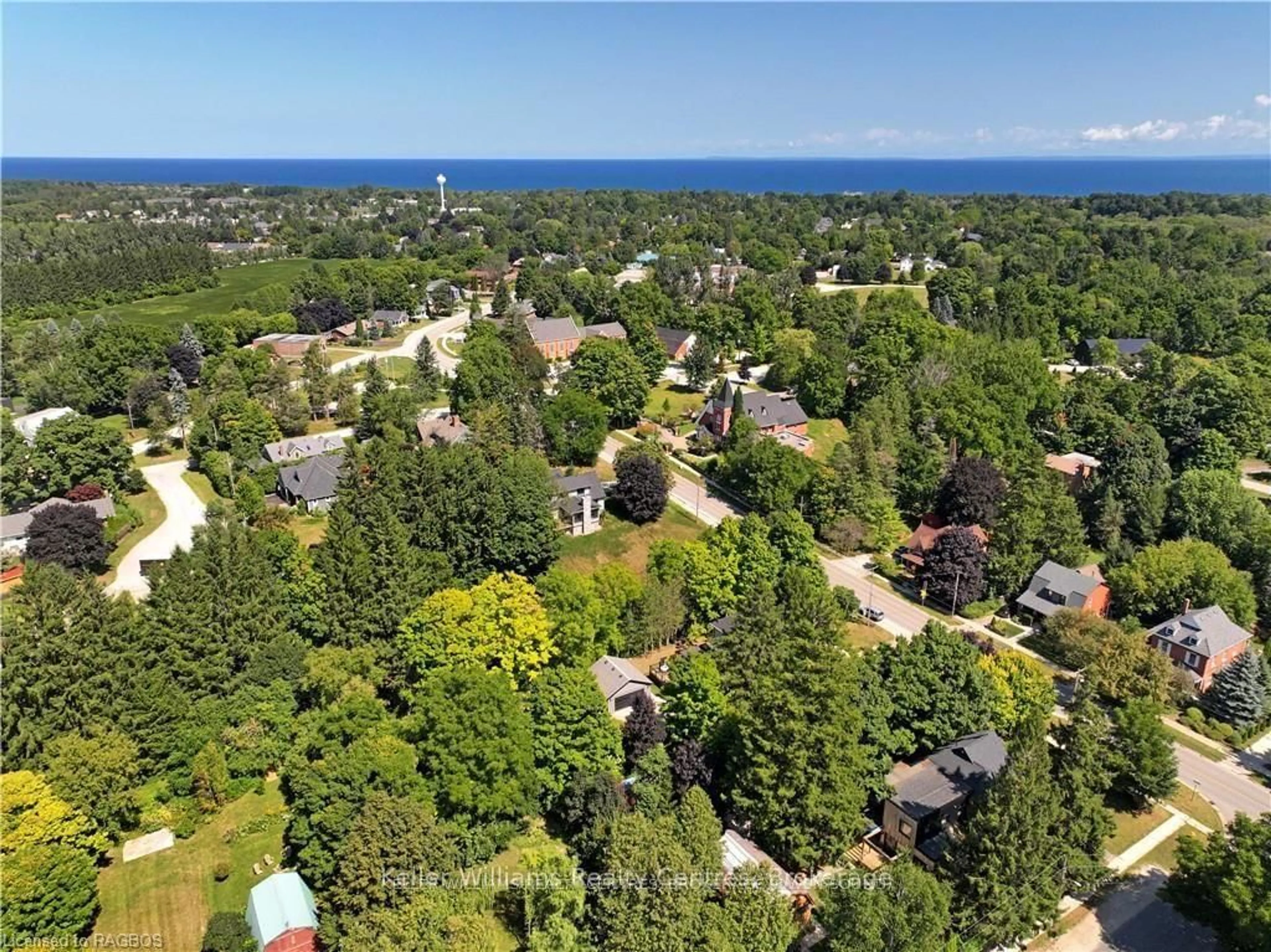 A pic from outside/outdoor area/front of a property/back of a property/a pic from drone, unknown for 220 MARSH St, Blue Mountains Ontario N0H 1J0
