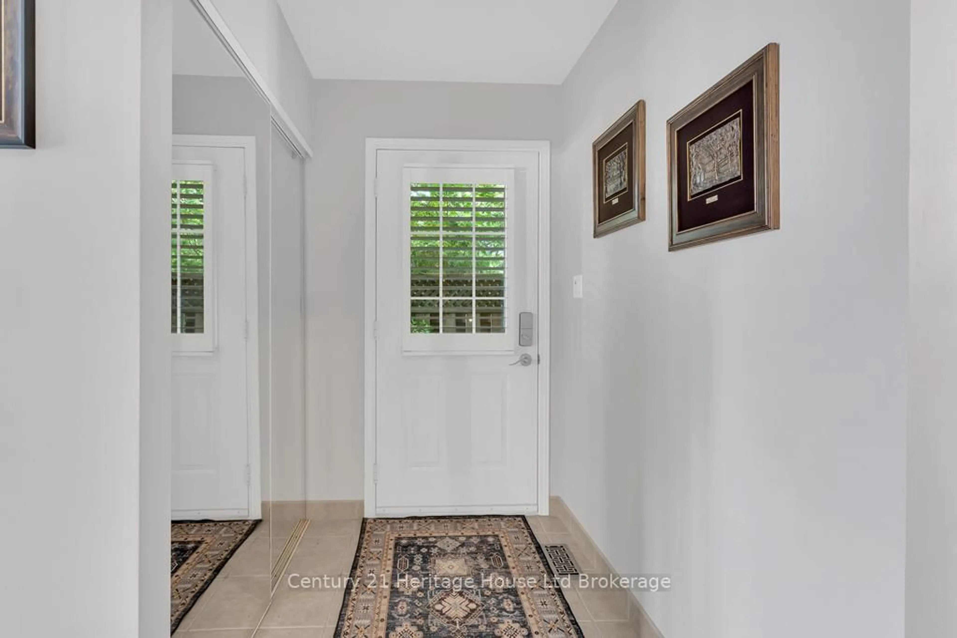 Indoor entryway for 181 Thames St, Ingersoll Ontario N5C 3E1