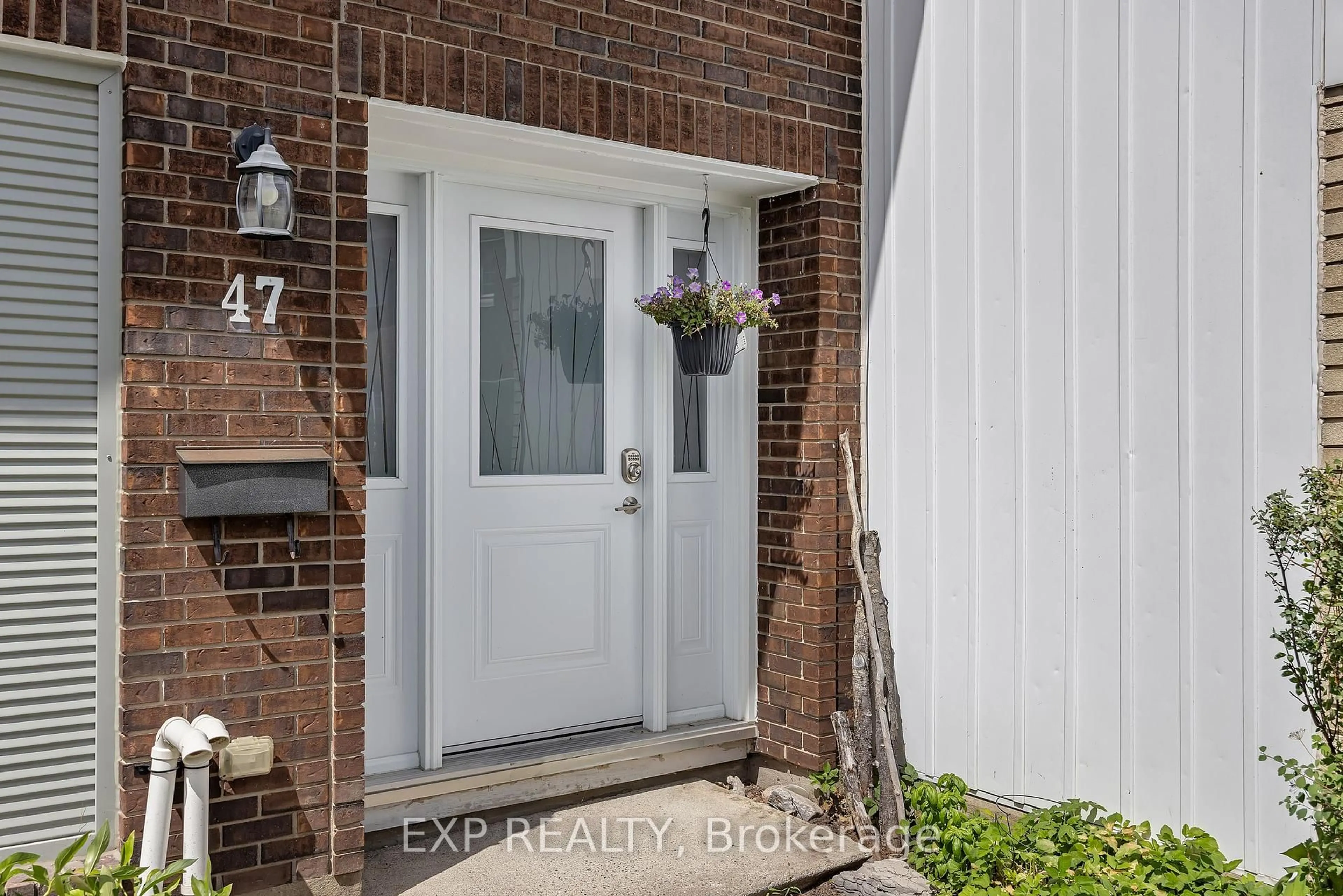 Indoor entryway for 2300 Ogilvie Rd #47, Ottawa Ontario K1J 7X8