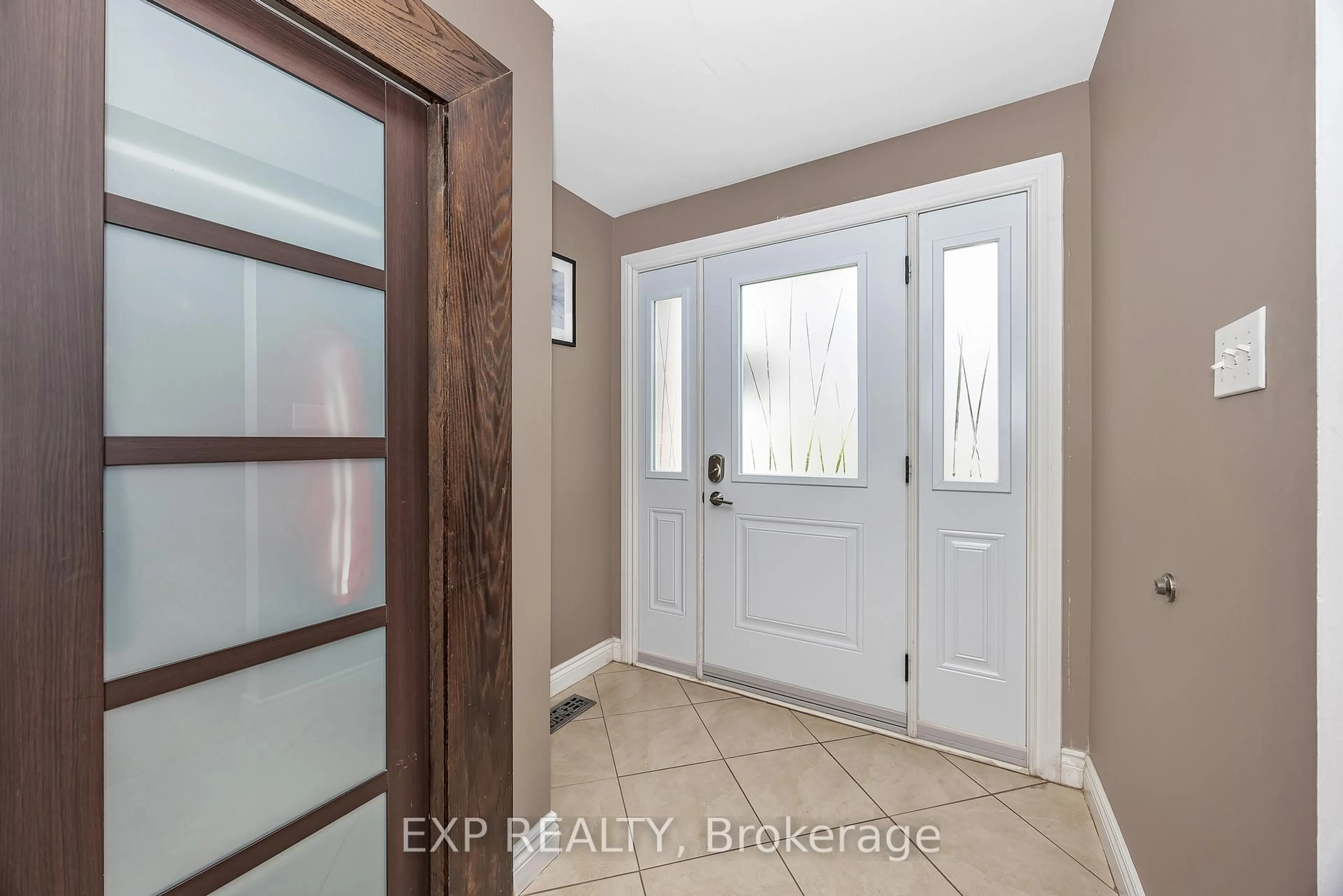 Indoor entryway for 2300 Ogilvie Rd #47, Ottawa Ontario K1J 7X8