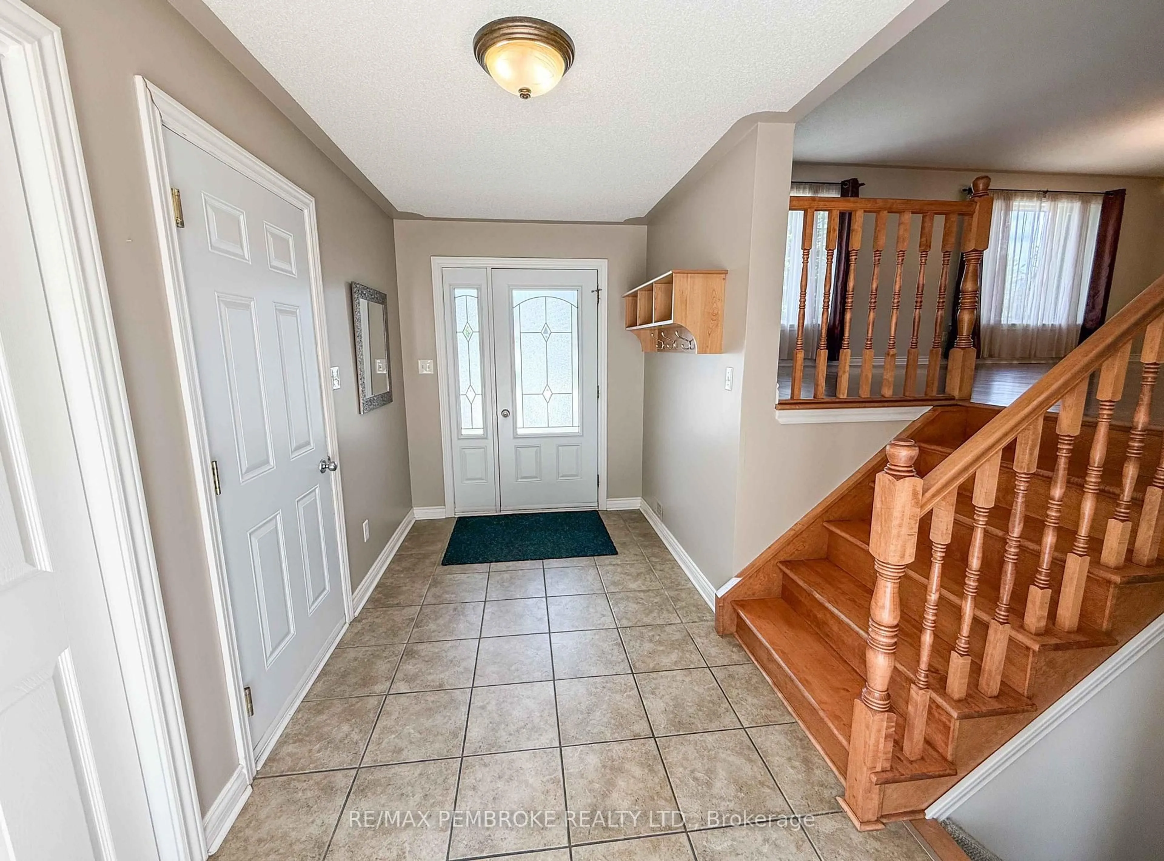 Indoor entryway for 31 Cockcroft Cres, Deep River Ontario K0J 1P0