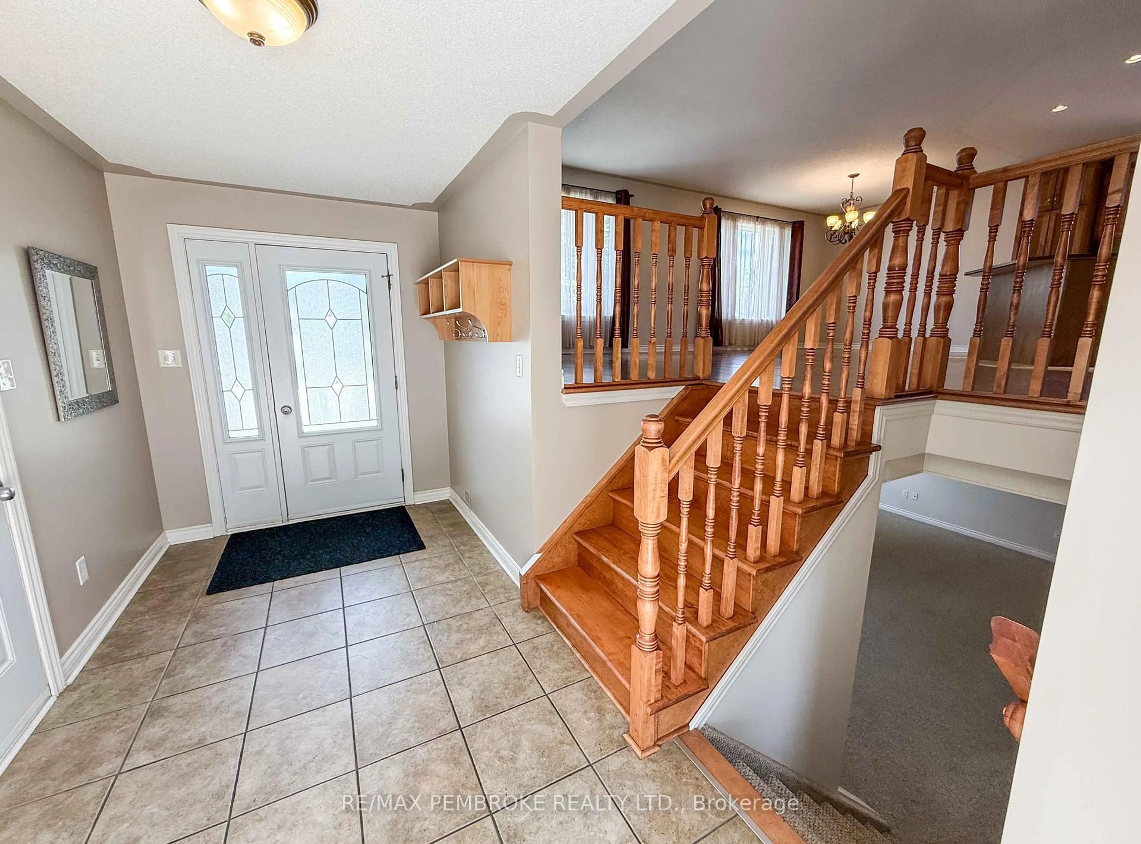 Indoor entryway for 31 Cockcroft Cres, Deep River Ontario K0J 1P0