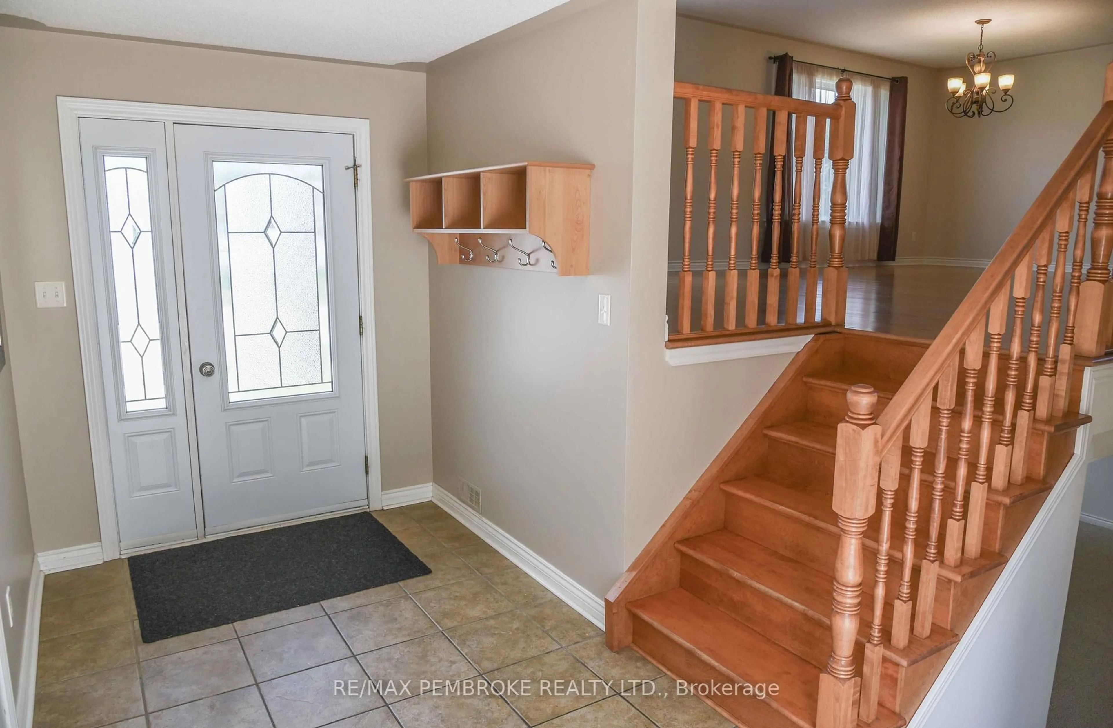 Indoor entryway for 31 Cockcroft Cres, Deep River Ontario K0J 1P0