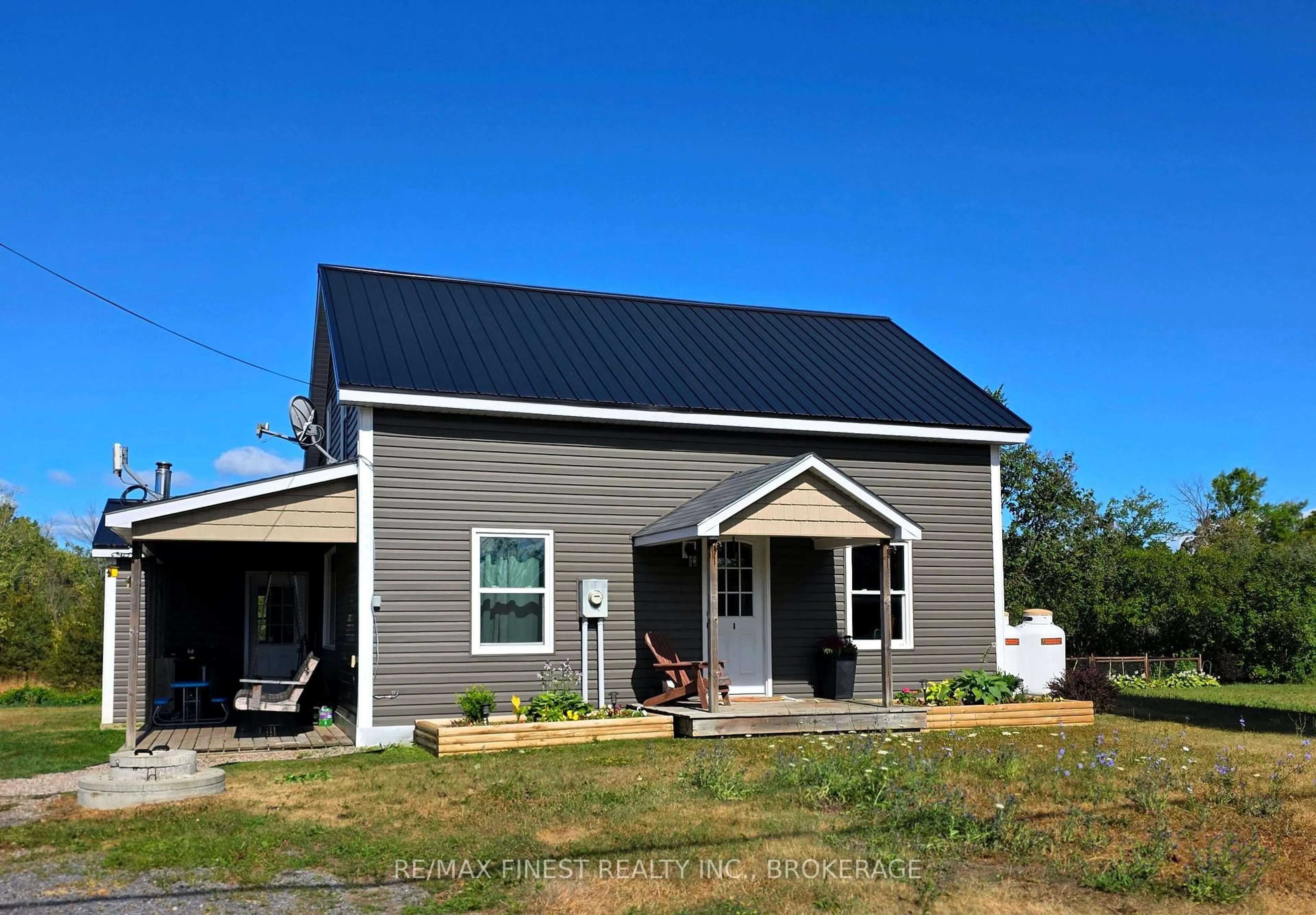 Home with vinyl exterior material, building for 567 County Rd 17, Plantagenet Ontario K7R 3L2