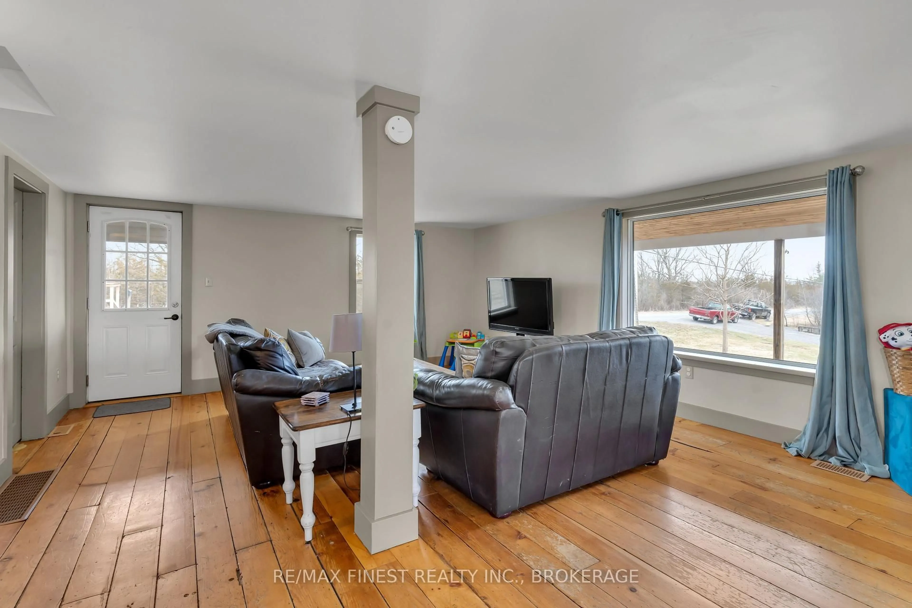 Living room with furniture, wood/laminate floor for 567 County Rd 17, Plantagenet Ontario K7R 3L2