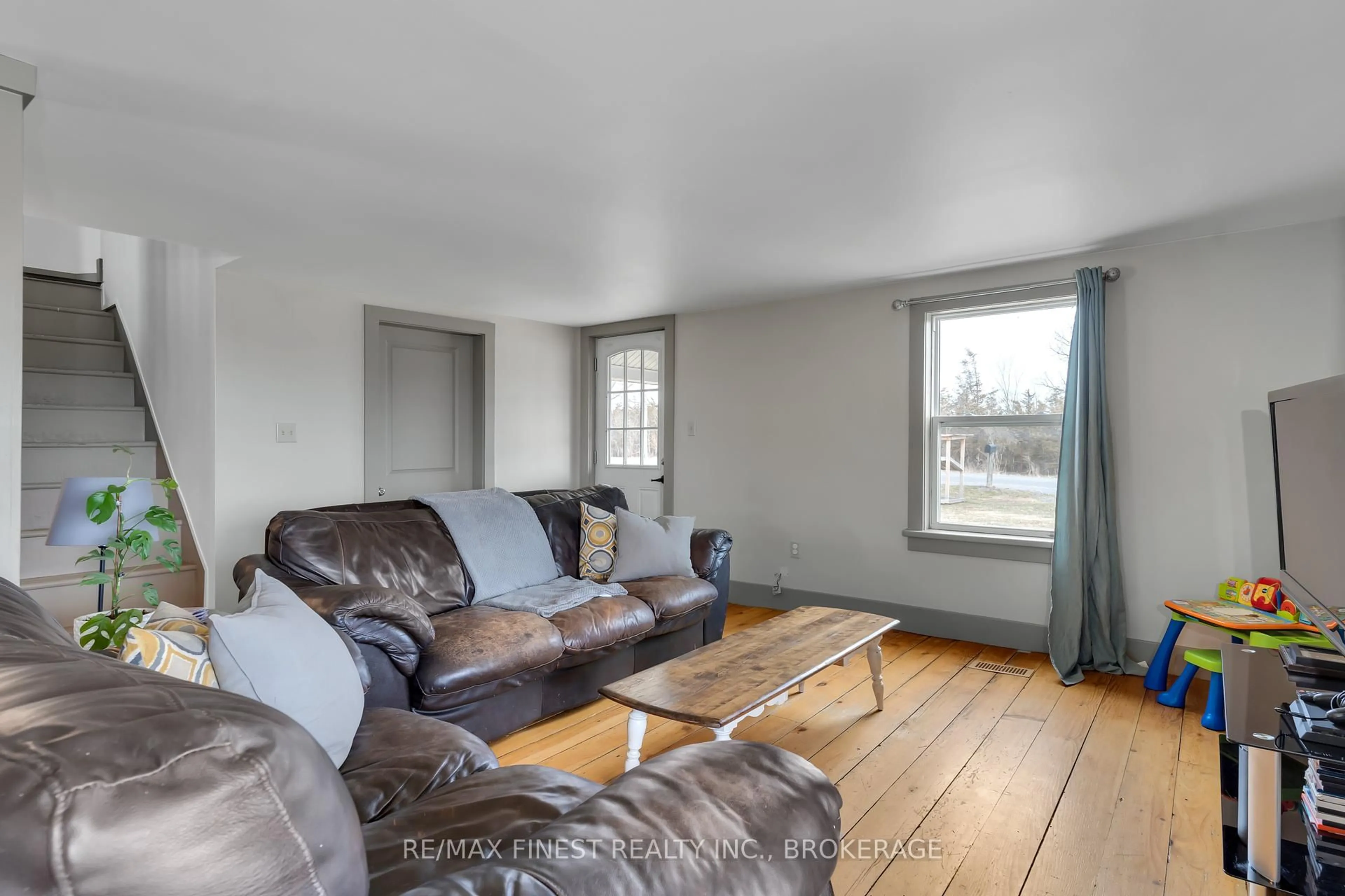 Living room with furniture, wood/laminate floor for 567 County Rd 17, Plantagenet Ontario K7R 3L2