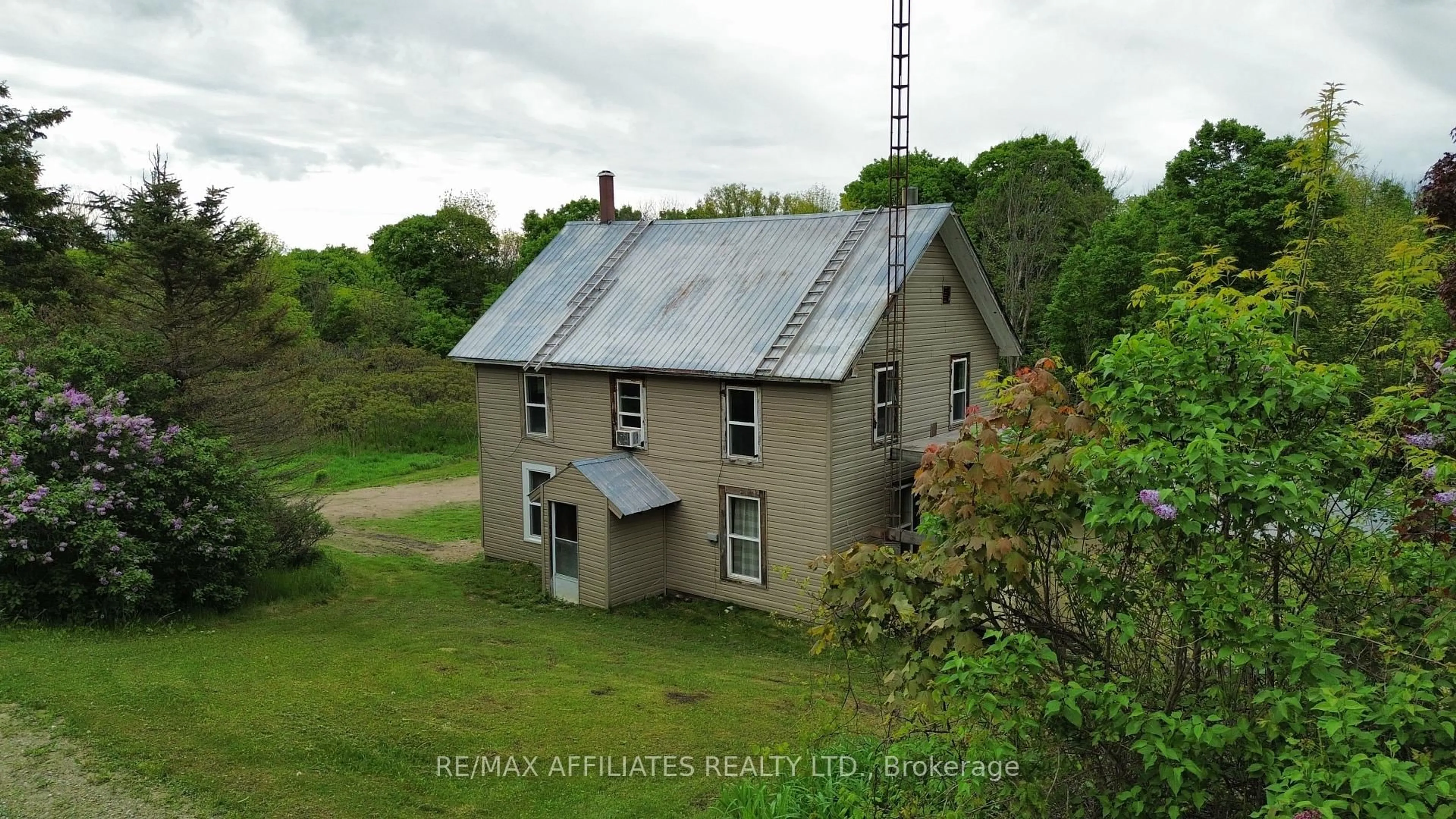 A pic from outside/outdoor area/front of a property/back of a property/a pic from drone, building for 1505 Elm Tree Rd, Arden Ontario K0H 1B0