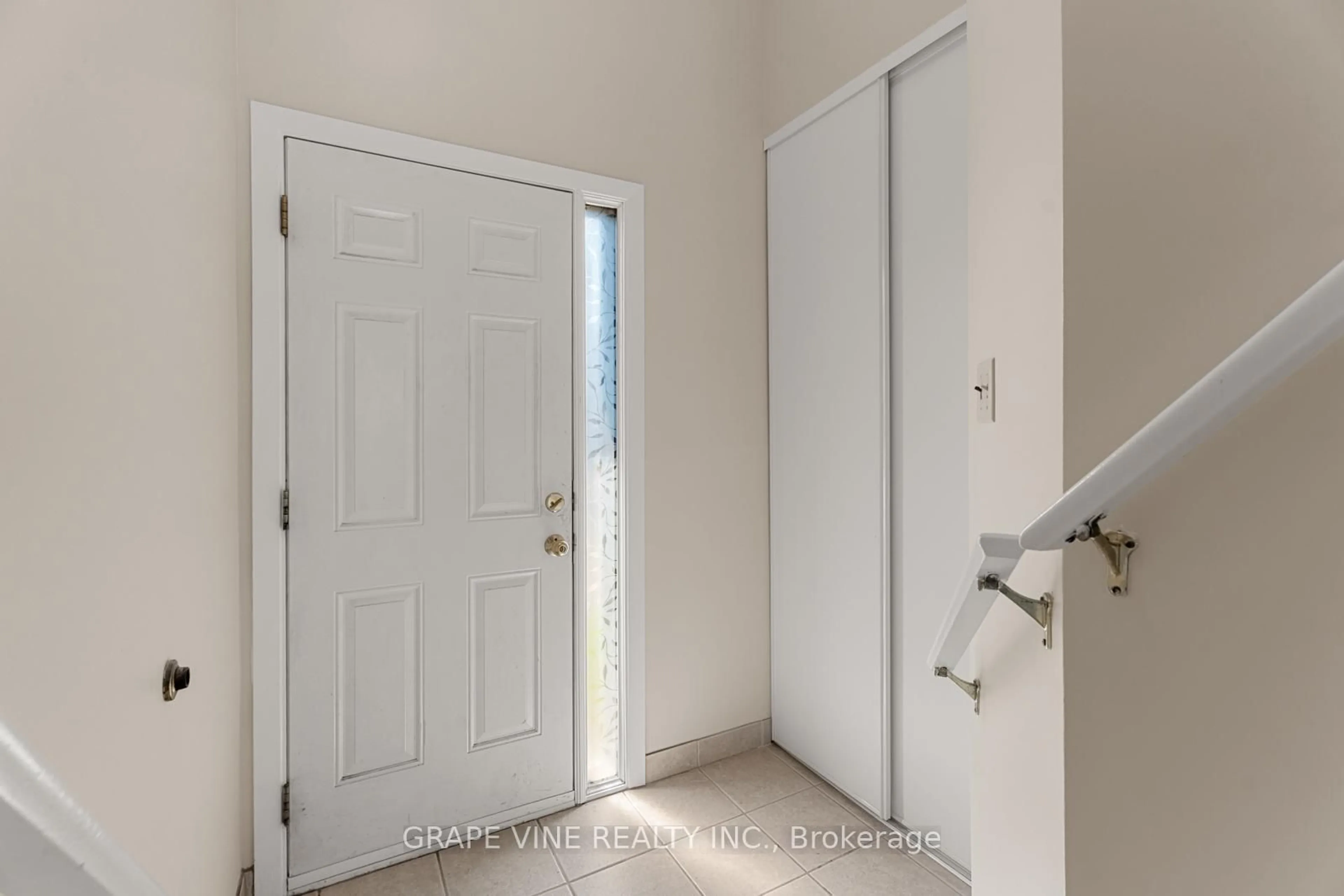 Indoor entryway for 82 Chimo Dr #55, Ottawa Ontario K2L 2B6