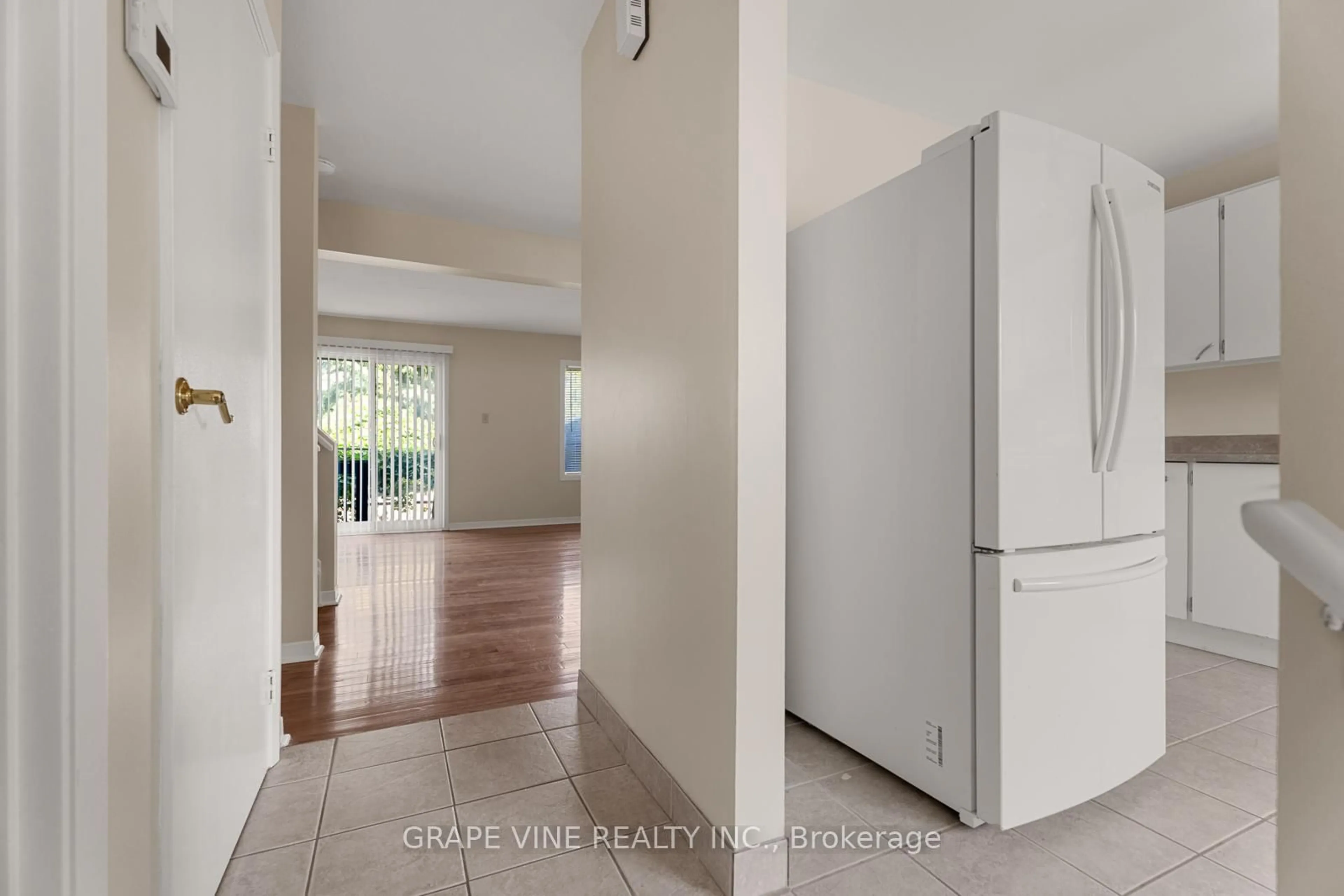 Indoor entryway for 82 Chimo Dr #55, Ottawa Ontario K2L 2B6