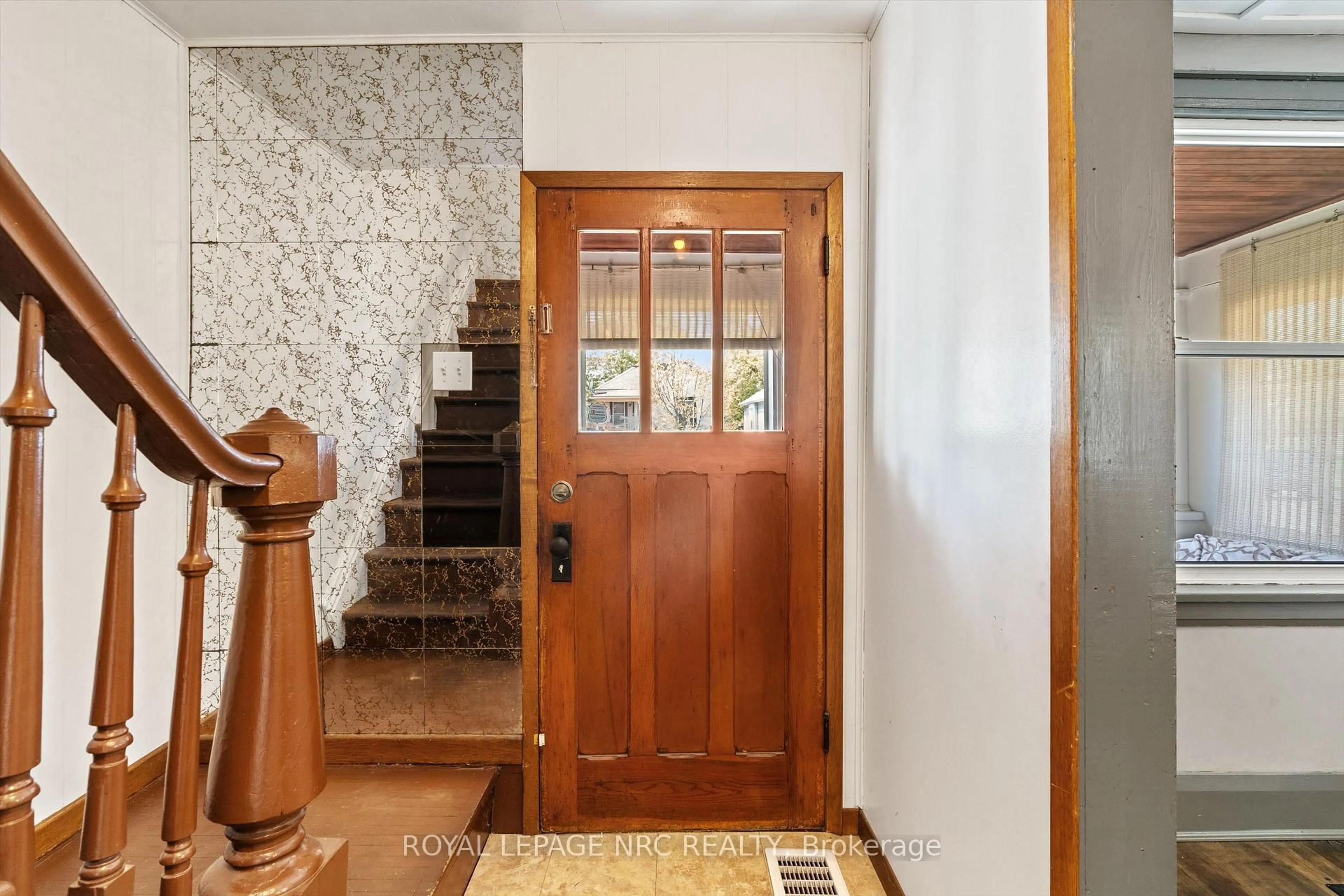 Indoor entryway for 64 Haynes Ave, St. Catharines Ontario L2R 3Z3