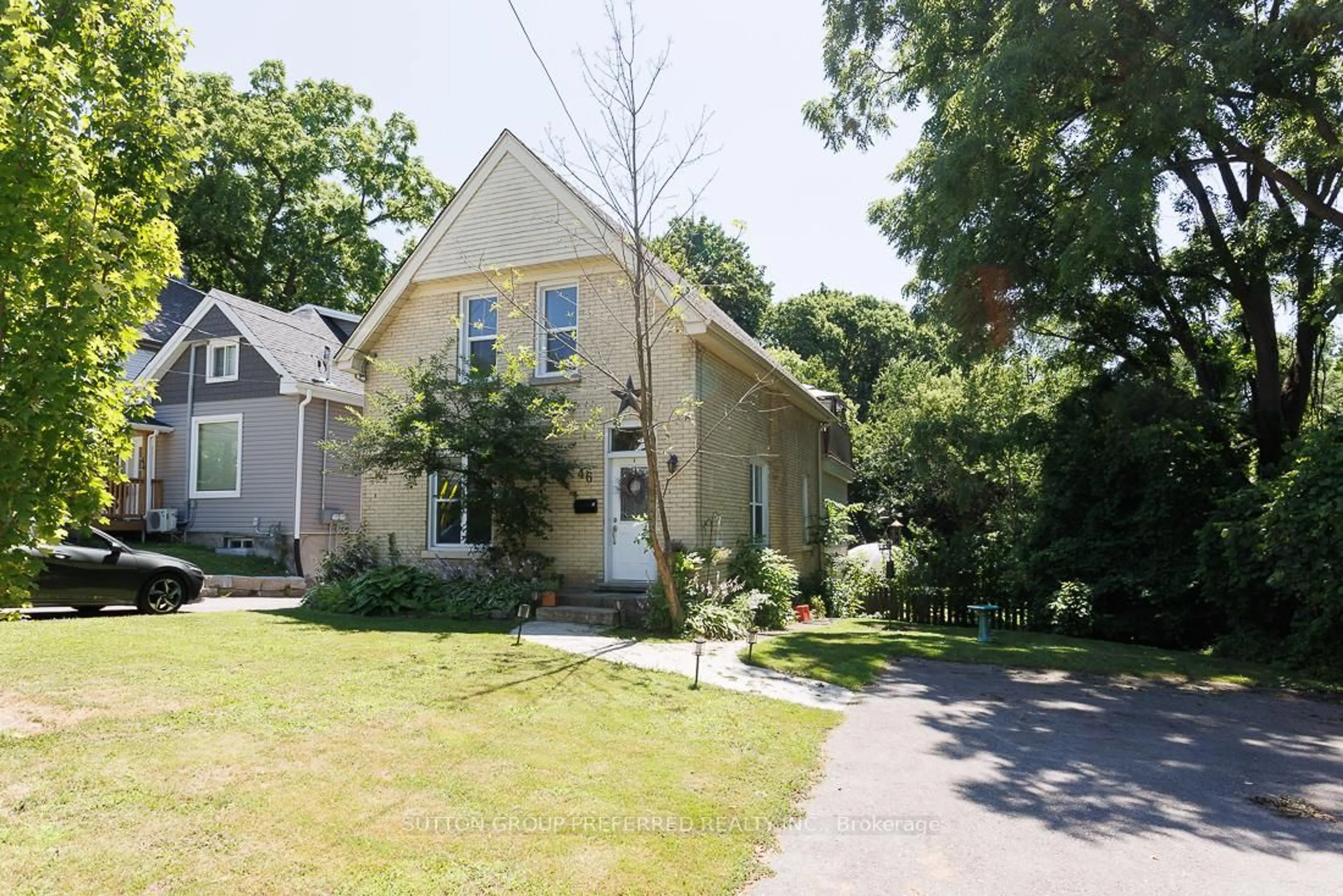 A pic from outside/outdoor area/front of a property/back of a property/a pic from drone, street for 46 Springbank Dr, London South Ontario N6J 1E3