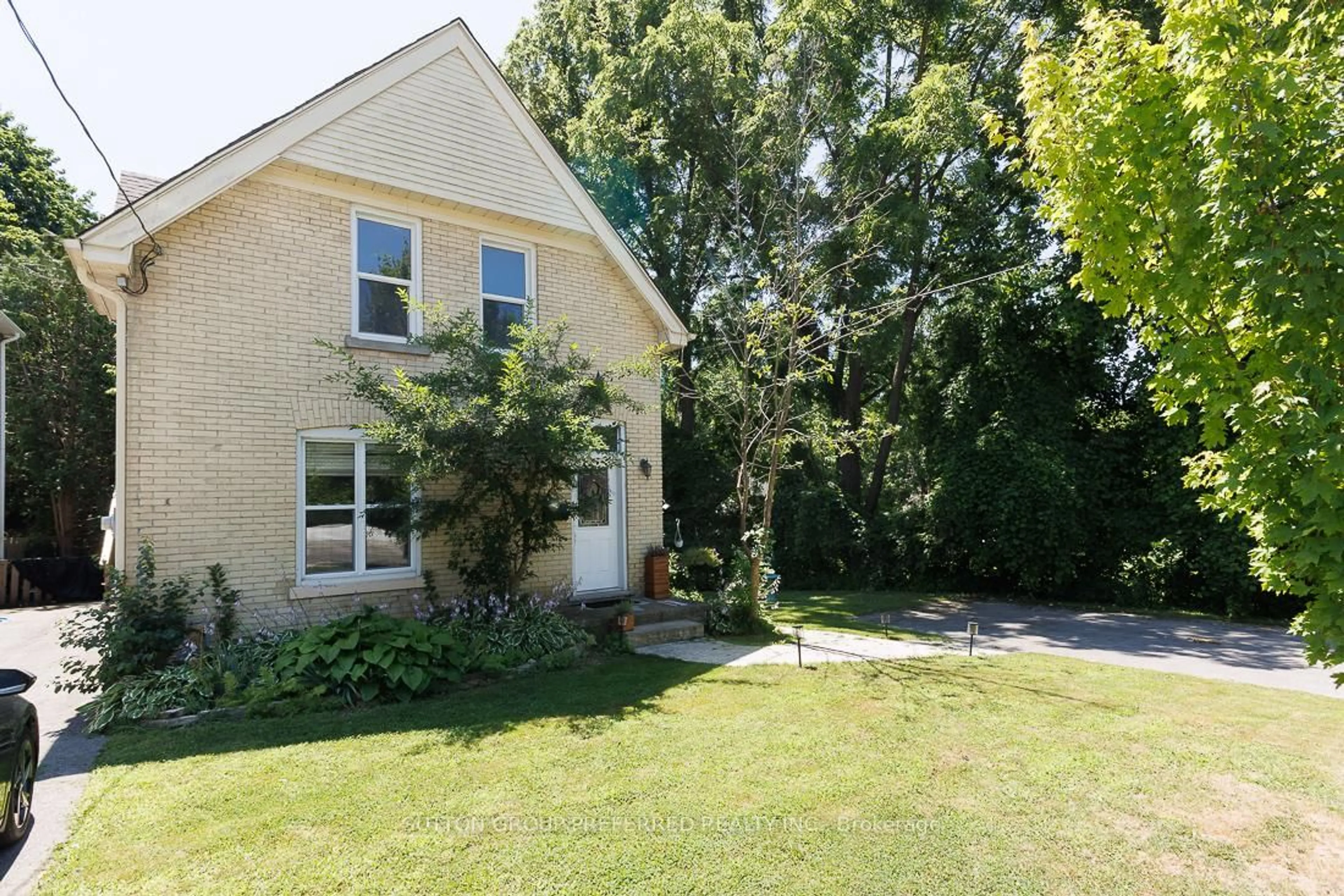 A pic from outside/outdoor area/front of a property/back of a property/a pic from drone, street for 46 Springbank Dr, London South Ontario N6J 1E3