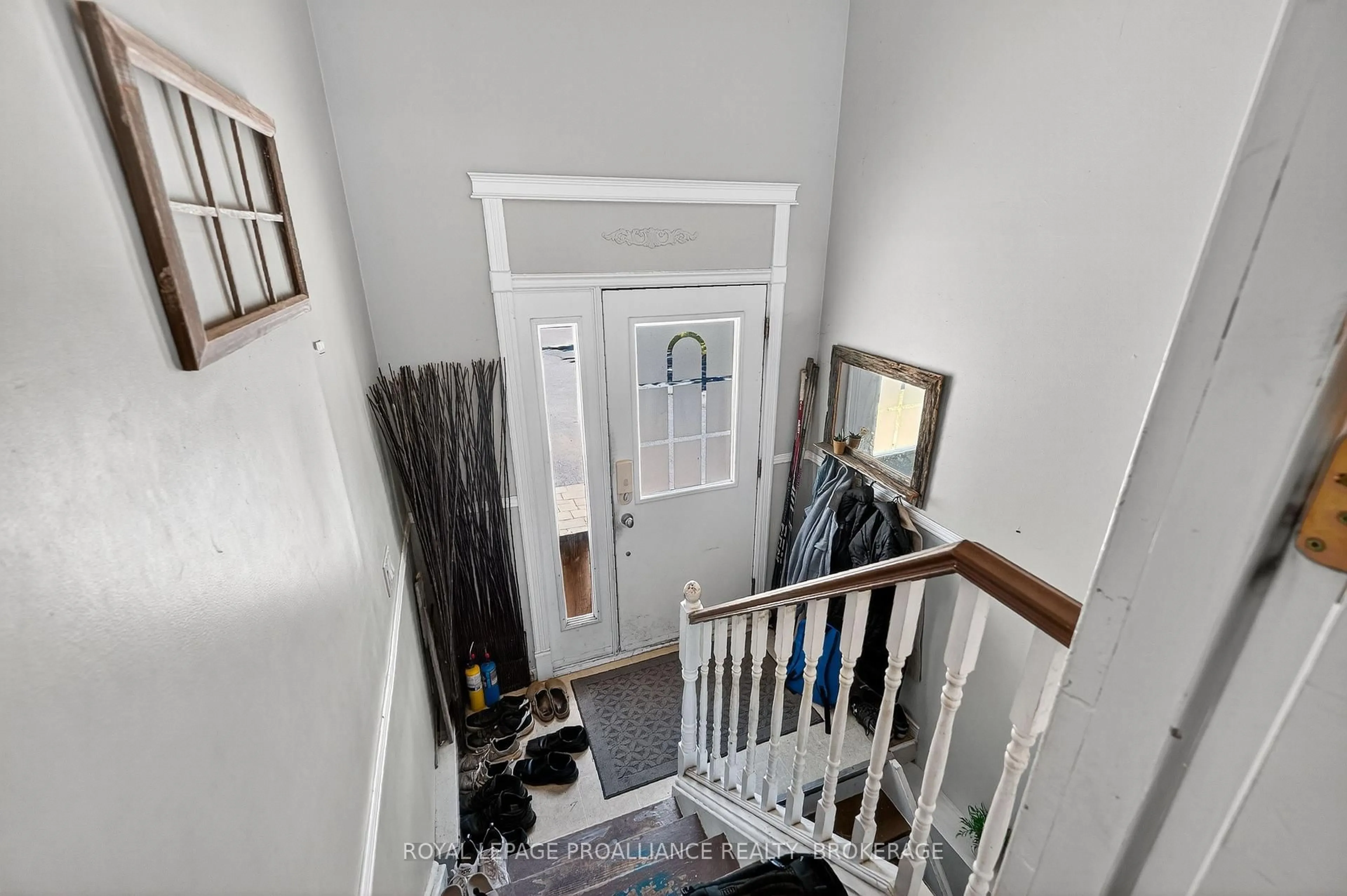 Indoor entryway for 1088 Pinewood Pl, Kingston Ontario K7P 1L1