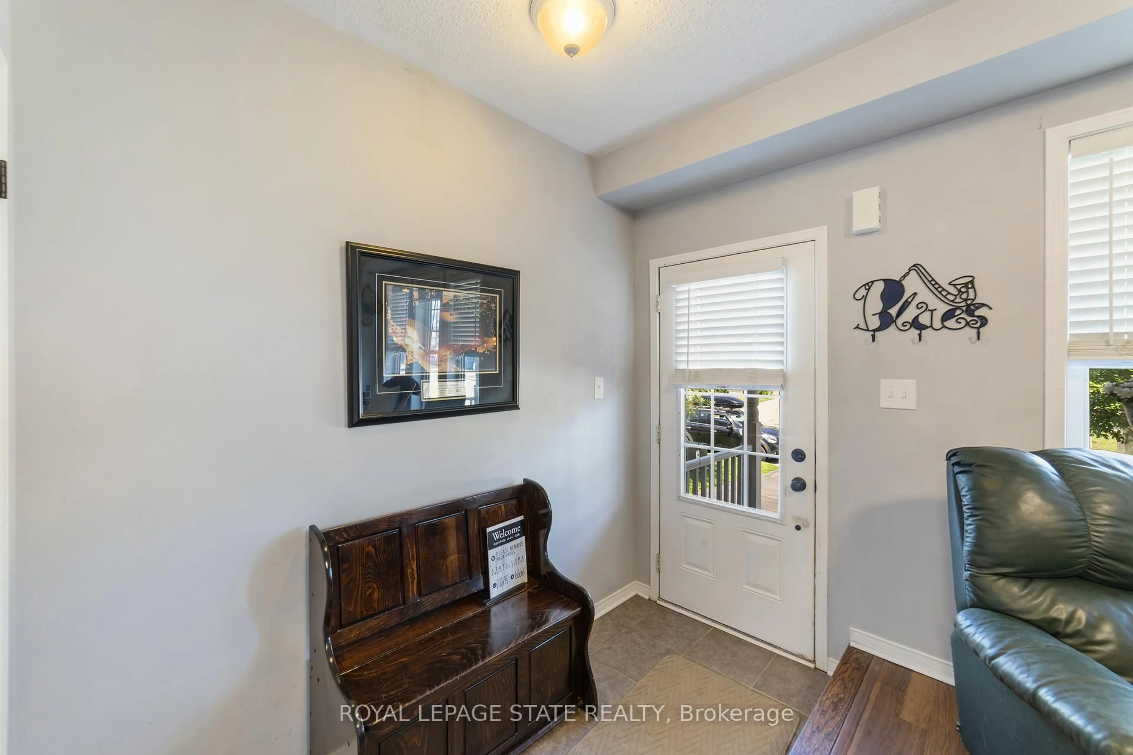 Indoor entryway for 5 Golden Iris Cres, Hamilton Ontario L0R 2H8