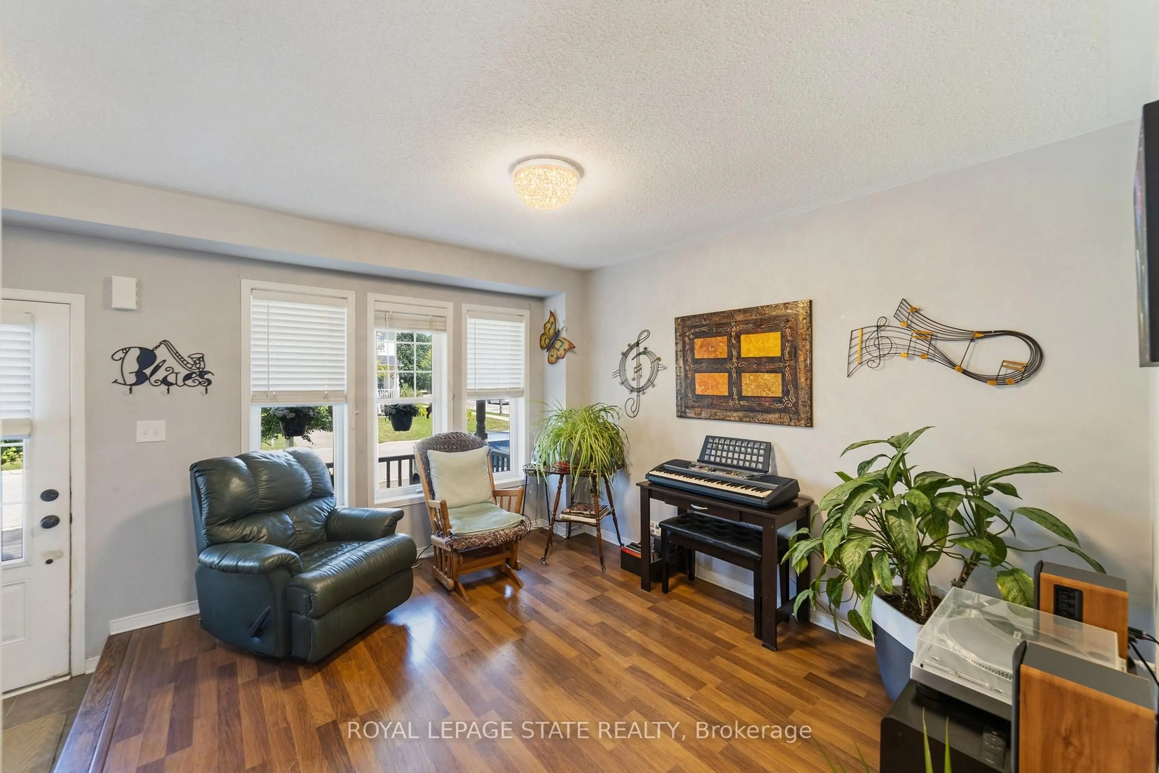 Living room with furniture, wood/laminate floor for 5 Golden Iris Cres, Hamilton Ontario L0R 2H8