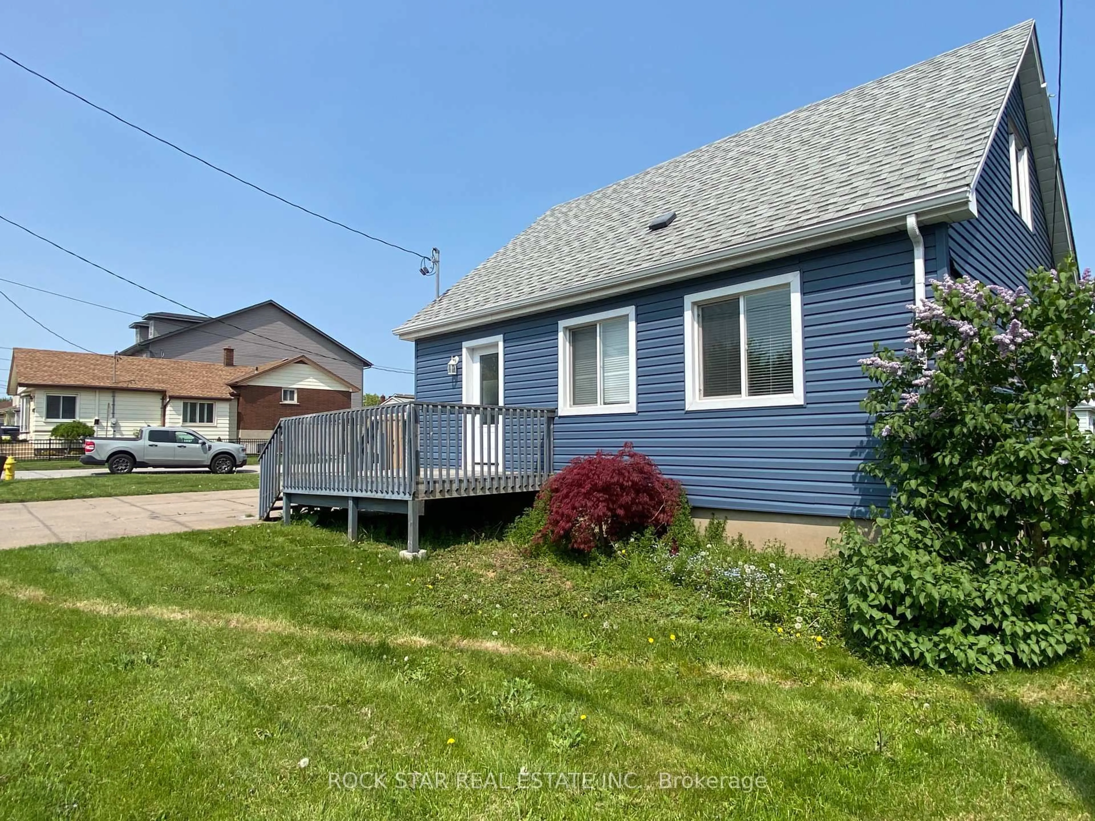 A pic from outside/outdoor area/front of a property/back of a property/a pic from drone, street for 24 King St, St. Catharines Ontario L2V 3T8