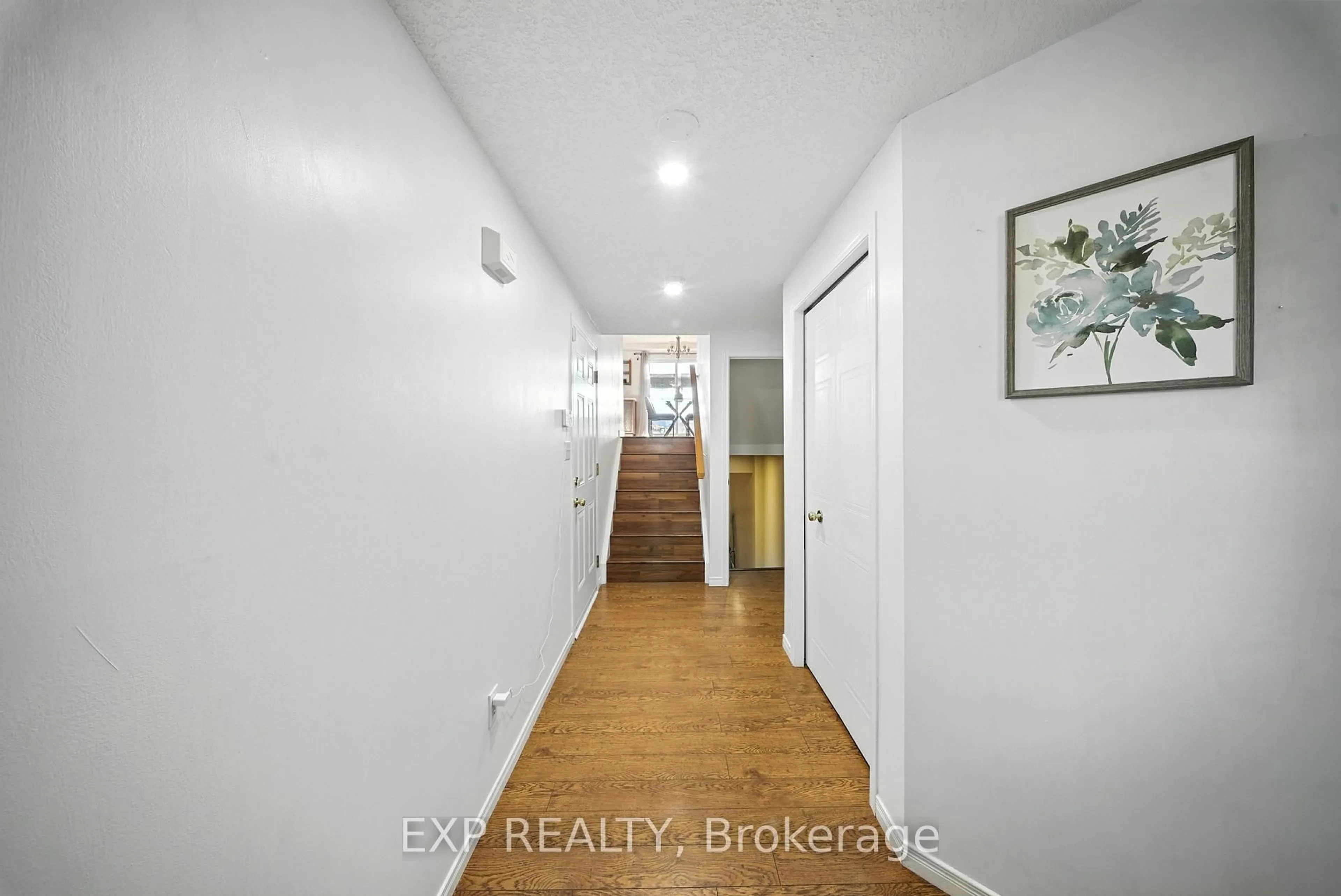 Indoor entryway for 15 Corsica St, Kitchener Ontario N2R 1Y1