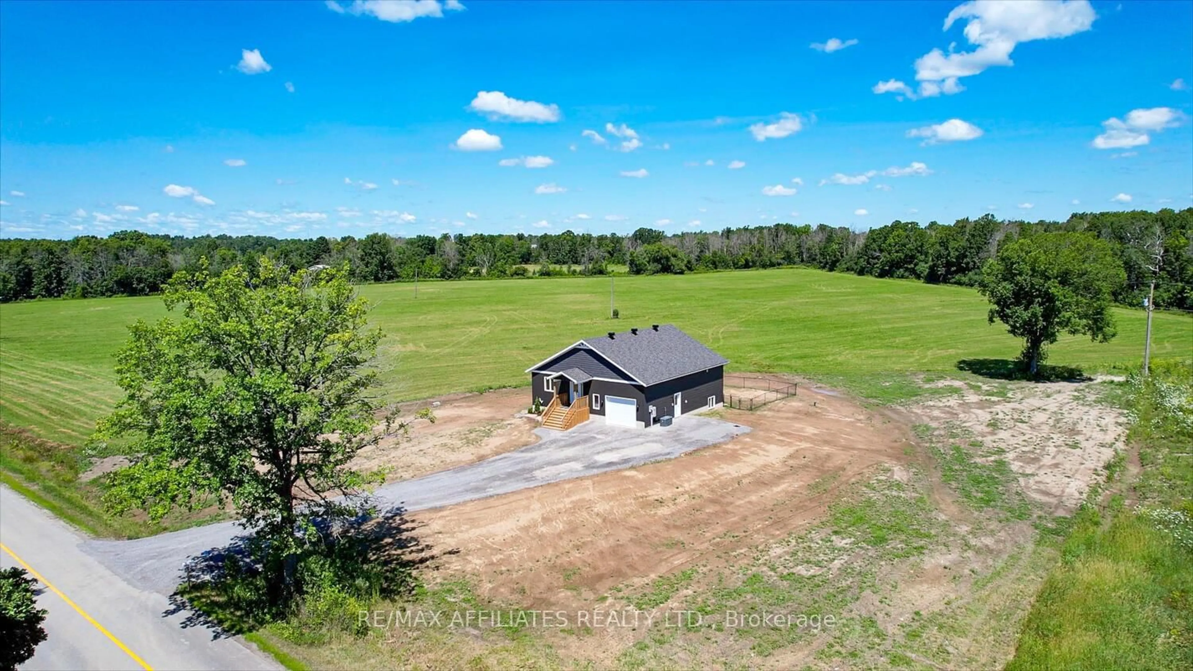 A pic from outside/outdoor area/front of a property/back of a property/a pic from drone, building for 1162 Rideau River Rd, Merrickville Ontario K0G 1N0