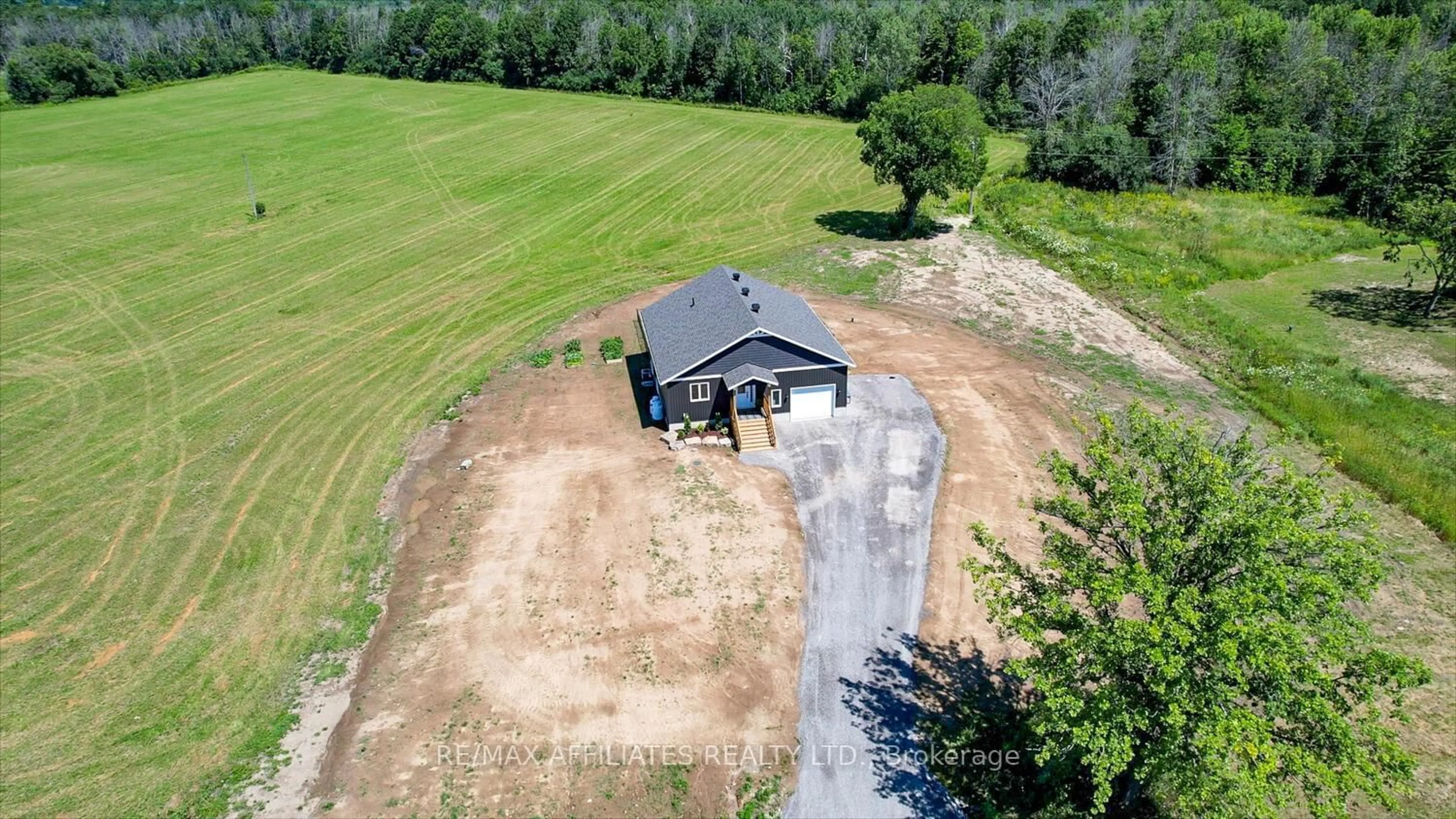 A pic from outside/outdoor area/front of a property/back of a property/a pic from drone, building for 1162 Rideau River Rd, Merrickville Ontario K0G 1N0