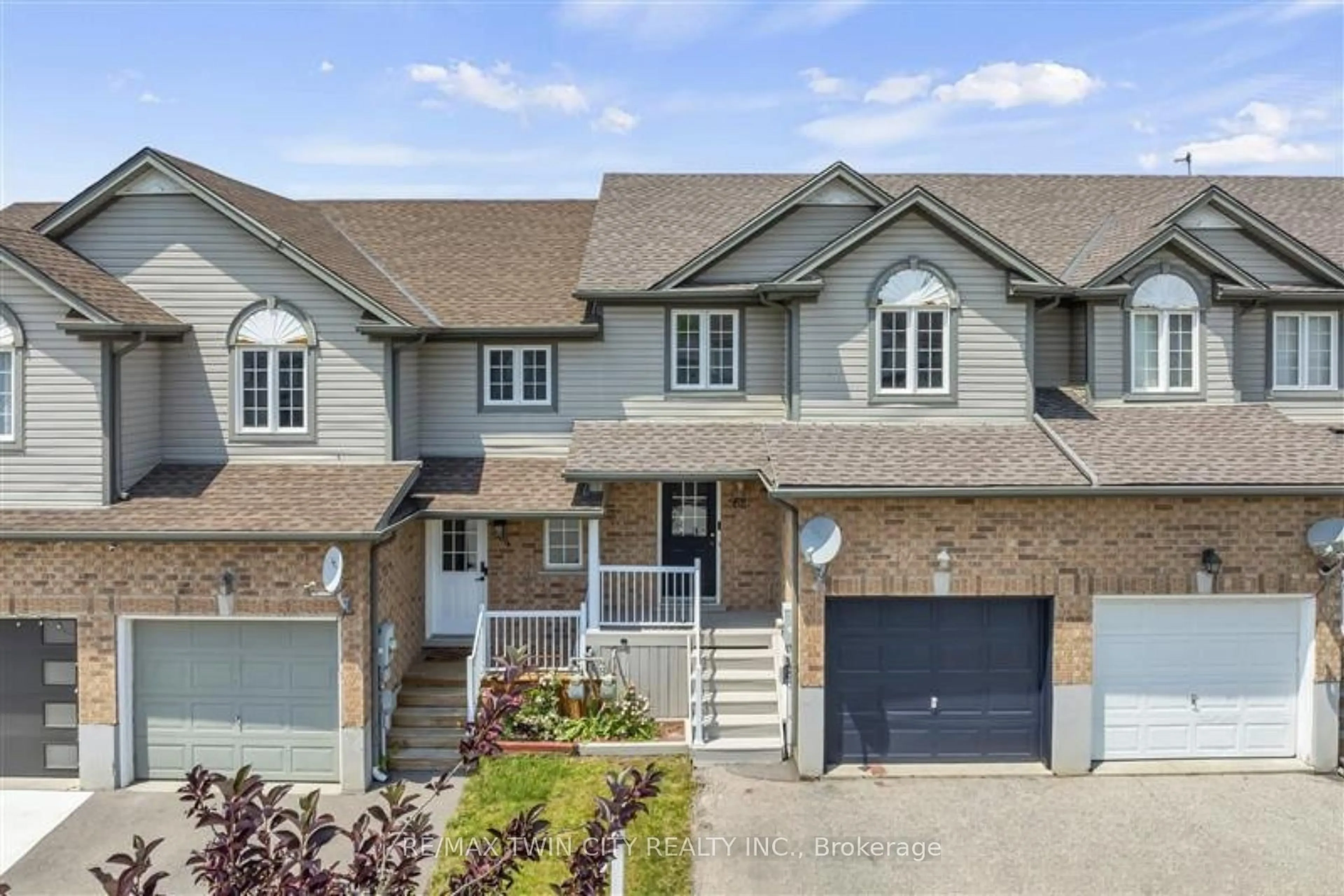 A pic from outside/outdoor area/front of a property/back of a property/a pic from drone, street for 62 Foxglove Cres, Kitchener Ontario N2E 3Y7