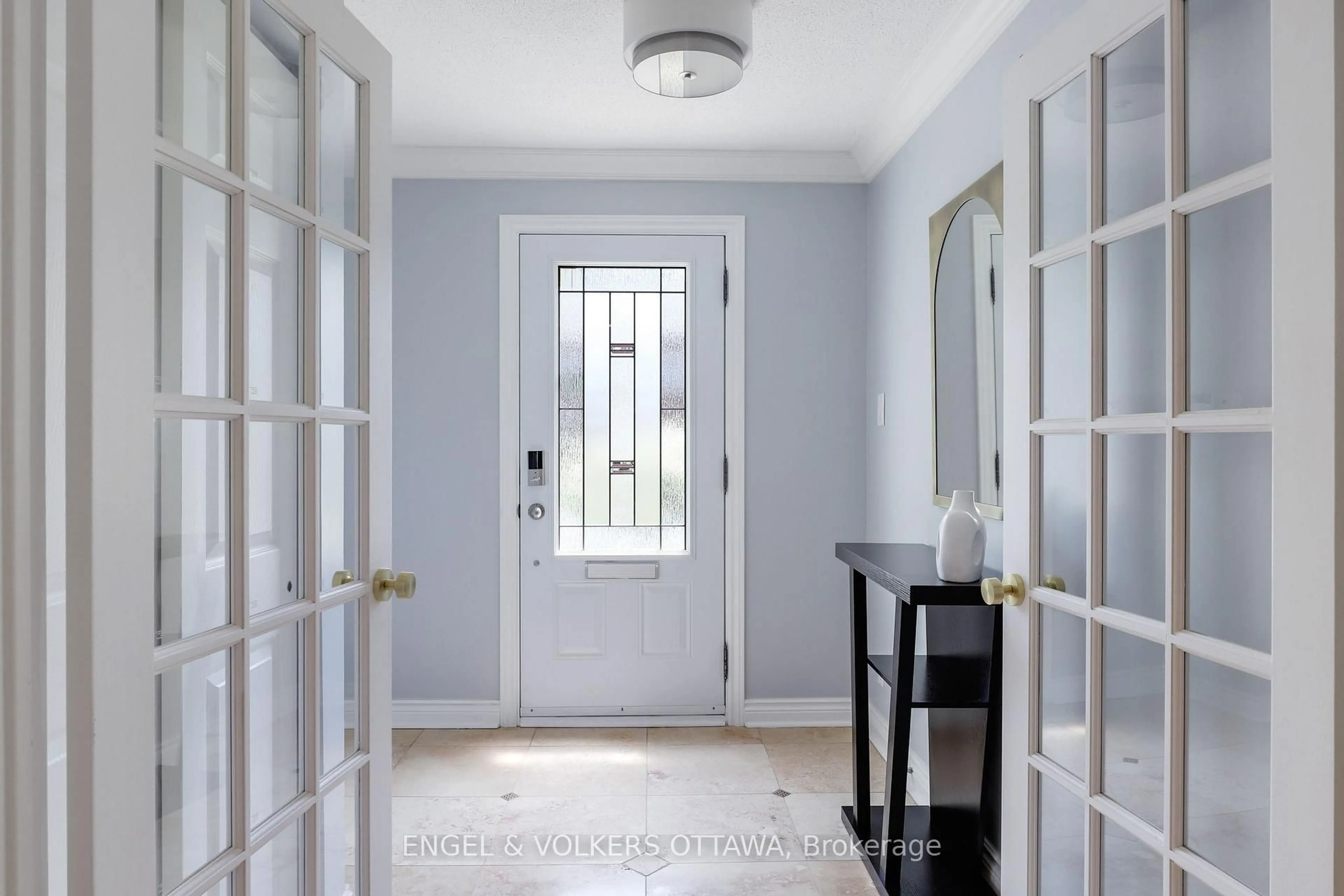 Indoor entryway for 29 Chatsworth Cres, Ottawa Ontario K1V 9Z1