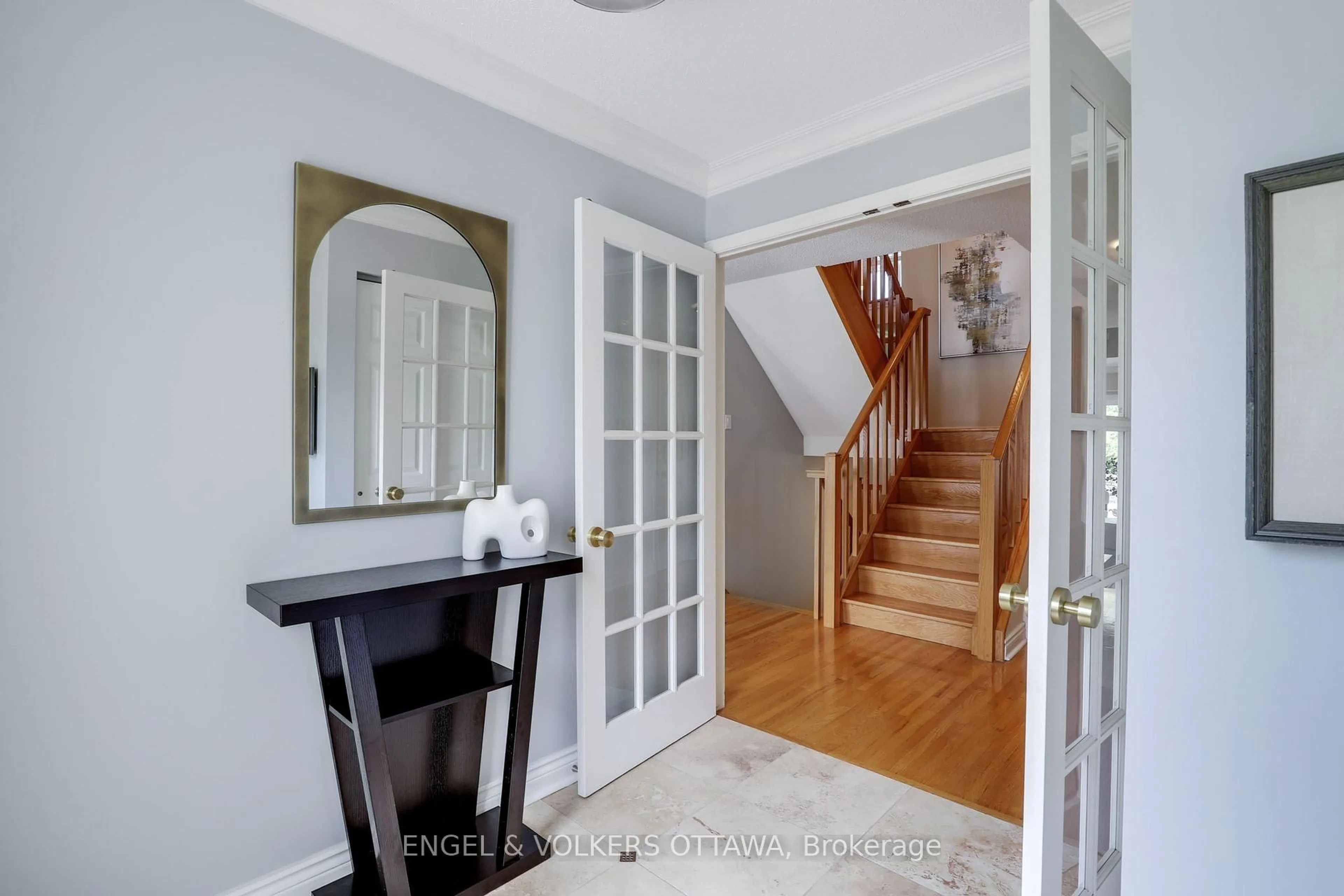 Indoor entryway for 29 Chatsworth Cres, Ottawa Ontario K1V 9Z1