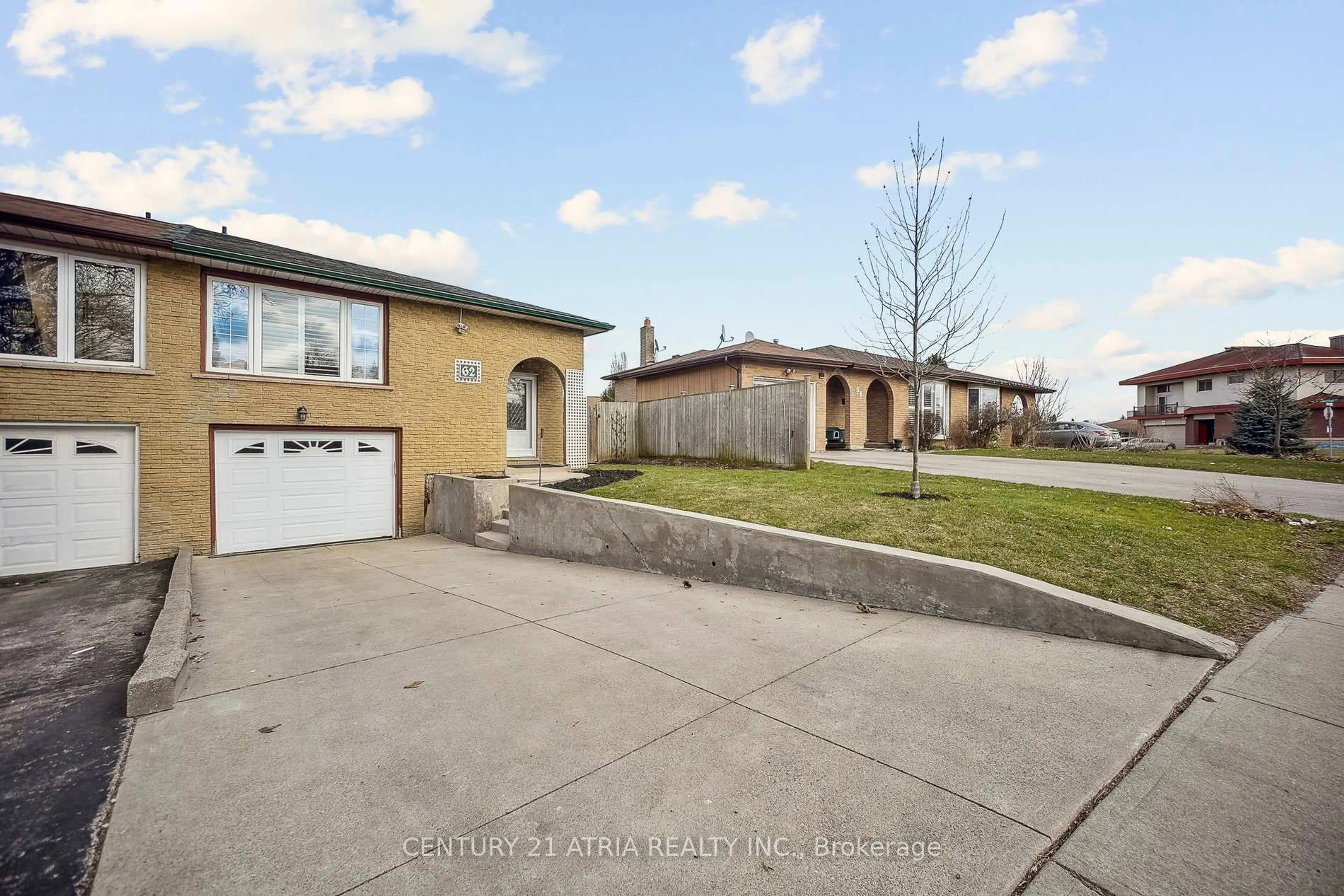 A pic from outside/outdoor area/front of a property/back of a property/a pic from drone, street for 62 Guildwood Dr, Hamilton Ontario L9C 6S4