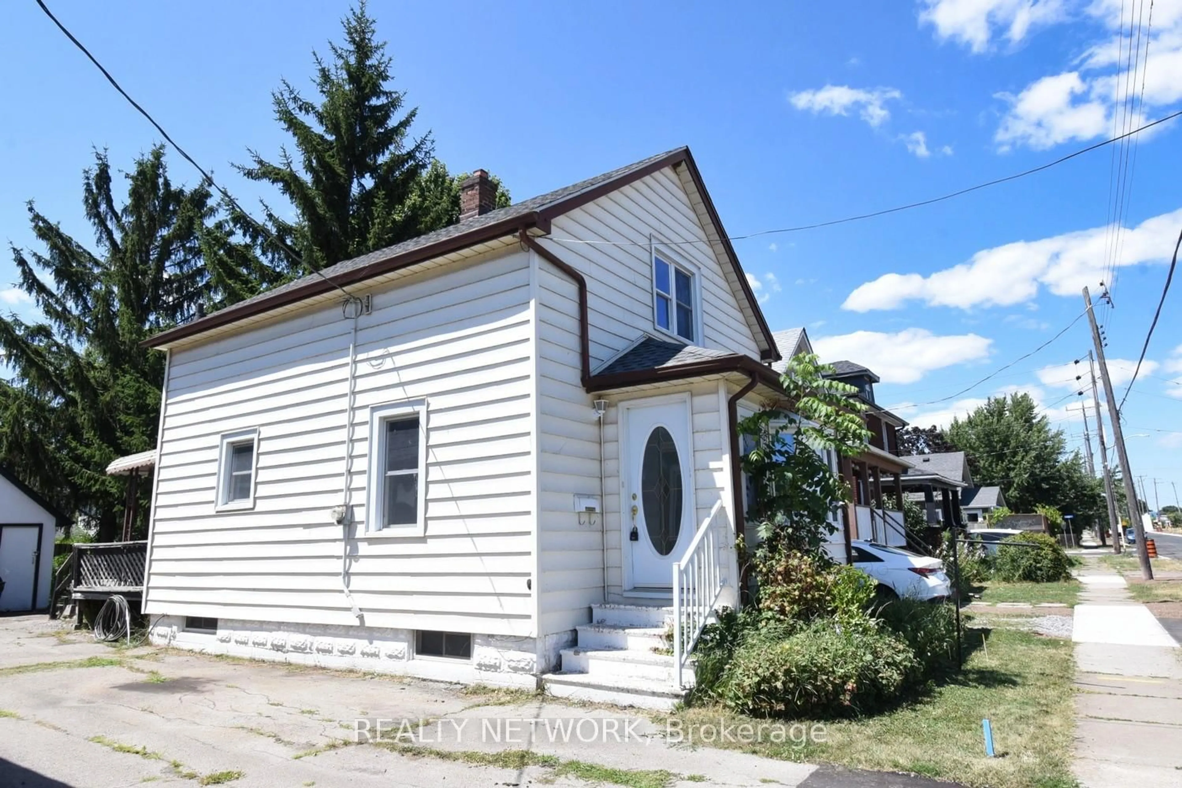 Home with vinyl exterior material, street for 240 Davis St, Port Colborne Ontario L3K 1Z3