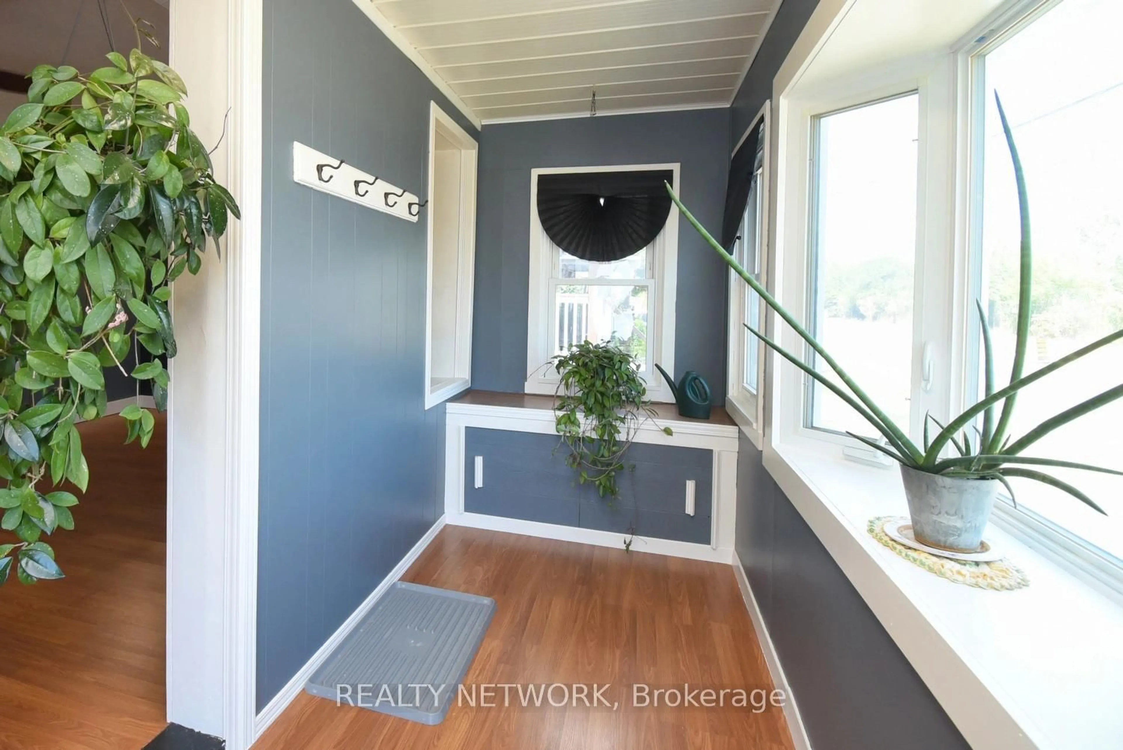 Indoor entryway for 240 Davis St, Port Colborne Ontario L3K 1Z3