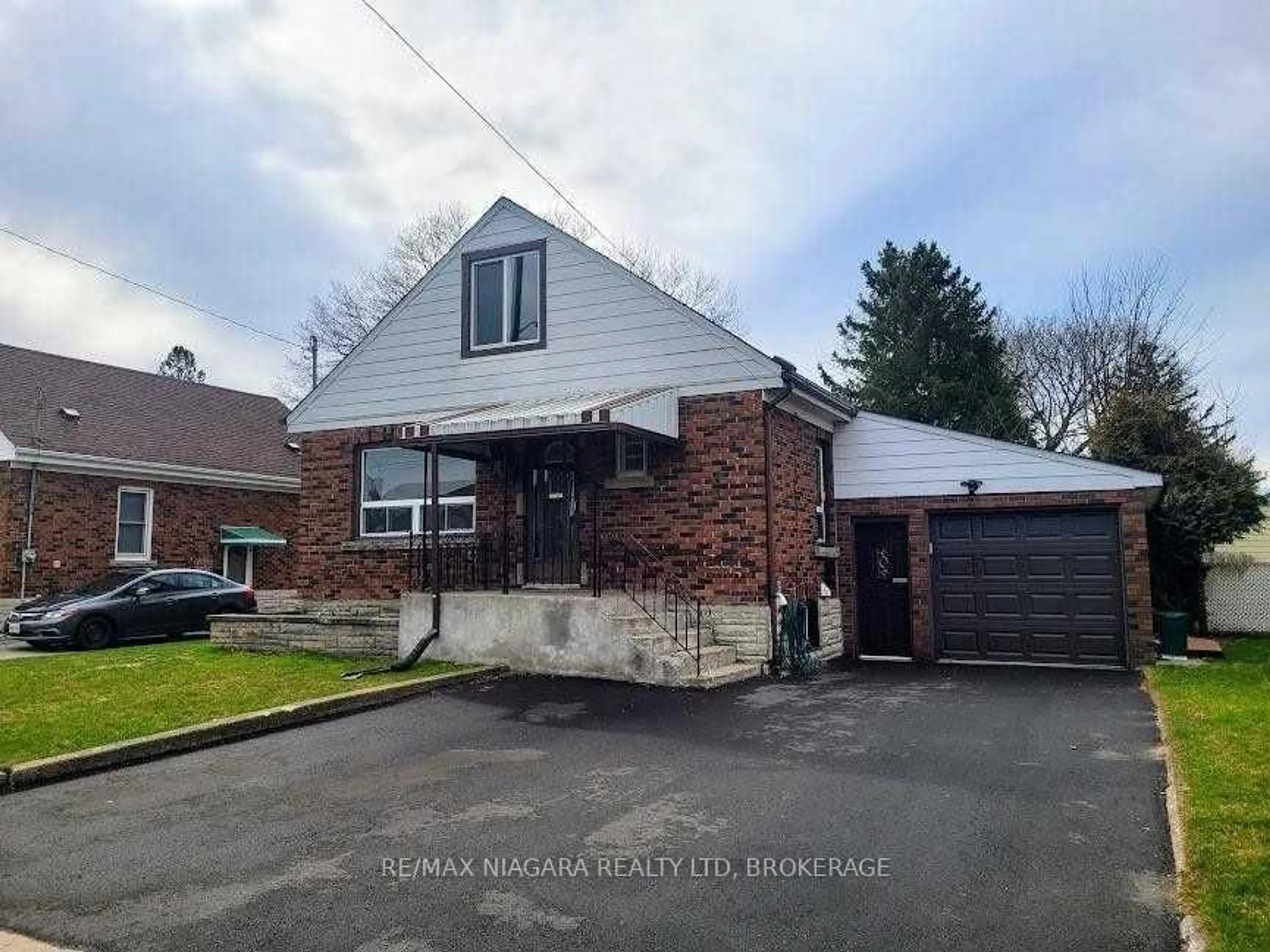 A pic from outside/outdoor area/front of a property/back of a property/a pic from drone, street for 6476 Maranda St, Niagara Falls Ontario L2G 1Z7