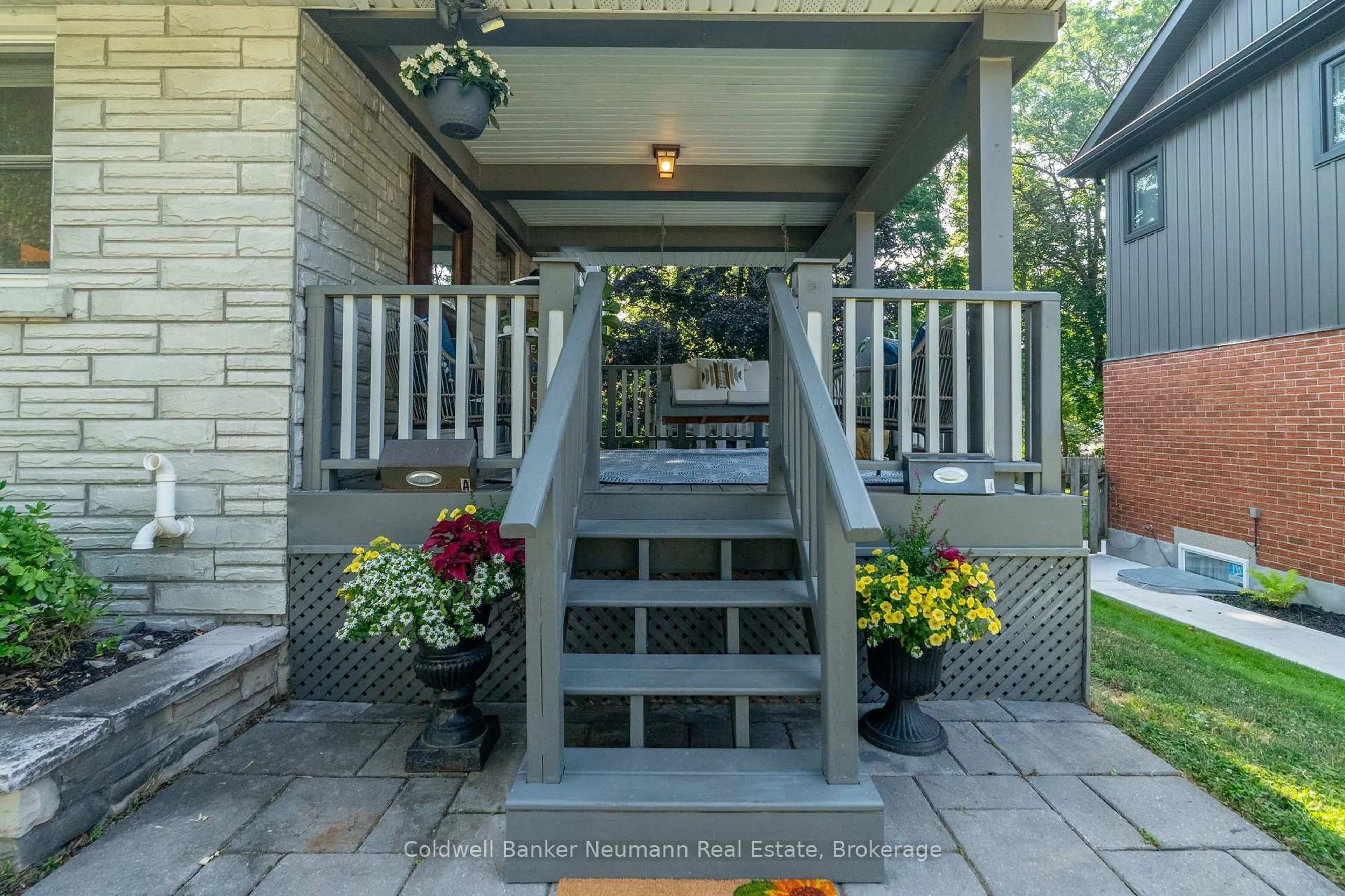 Patio, street for 20 Summit Cres, Guelph Ontario N1H 1S3