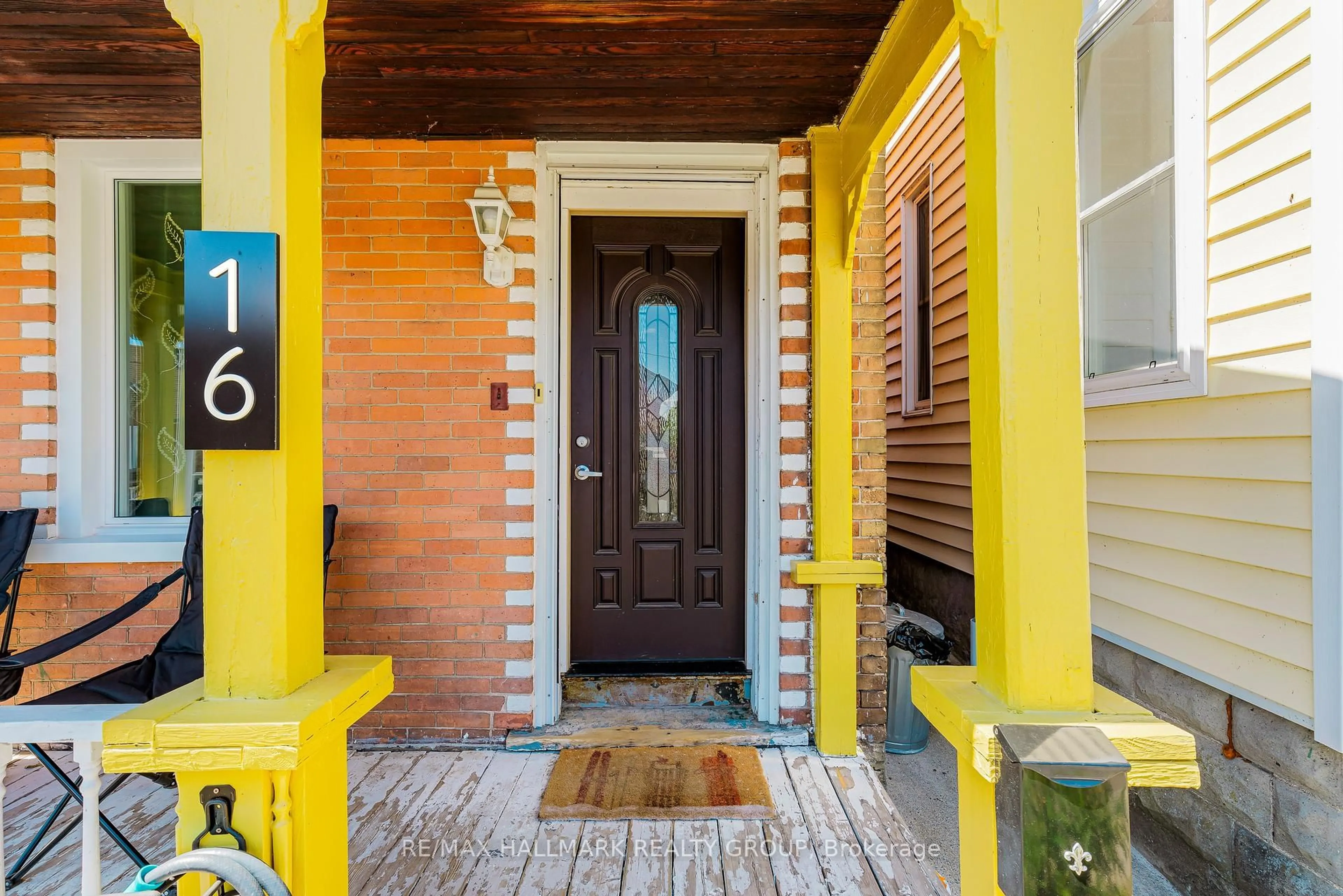Indoor entryway for 16 Halliday St, Brockville Ontario K6V 3N9