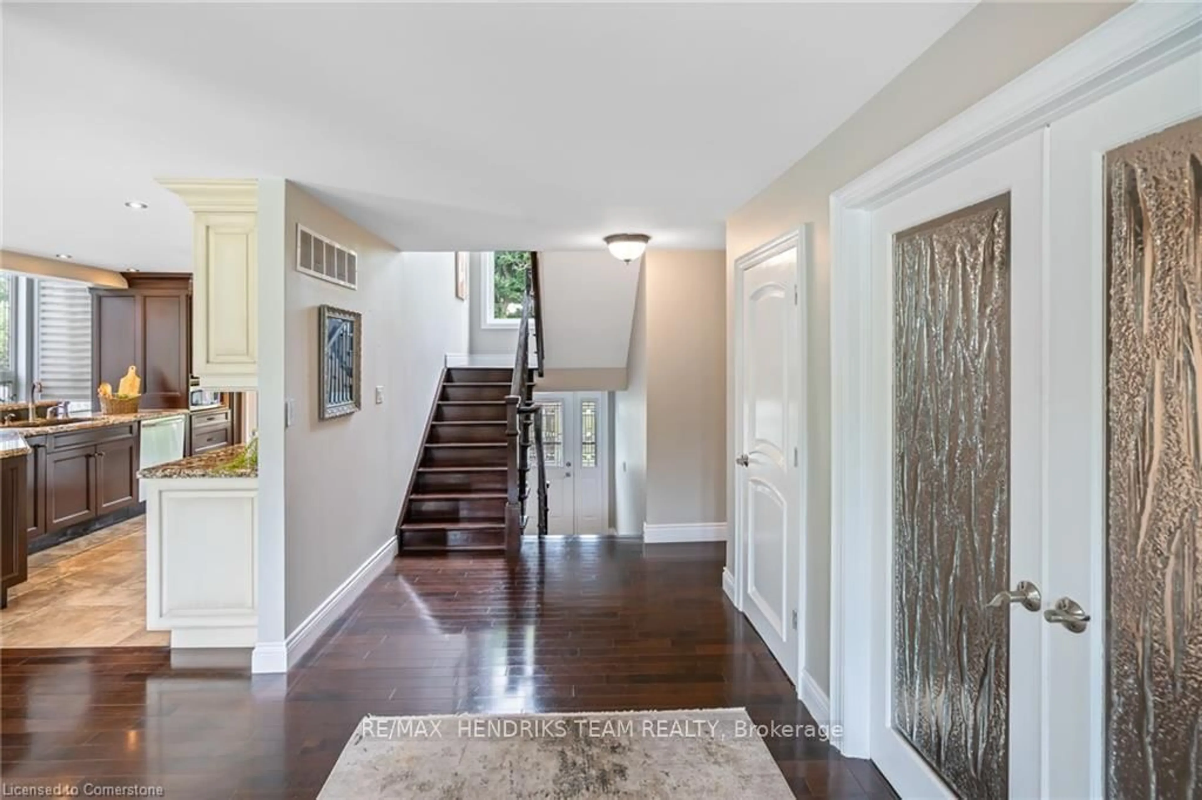 Indoor foyer for 4 FRONT St, Niagara-on-the-Lake Ontario L0S 1J0