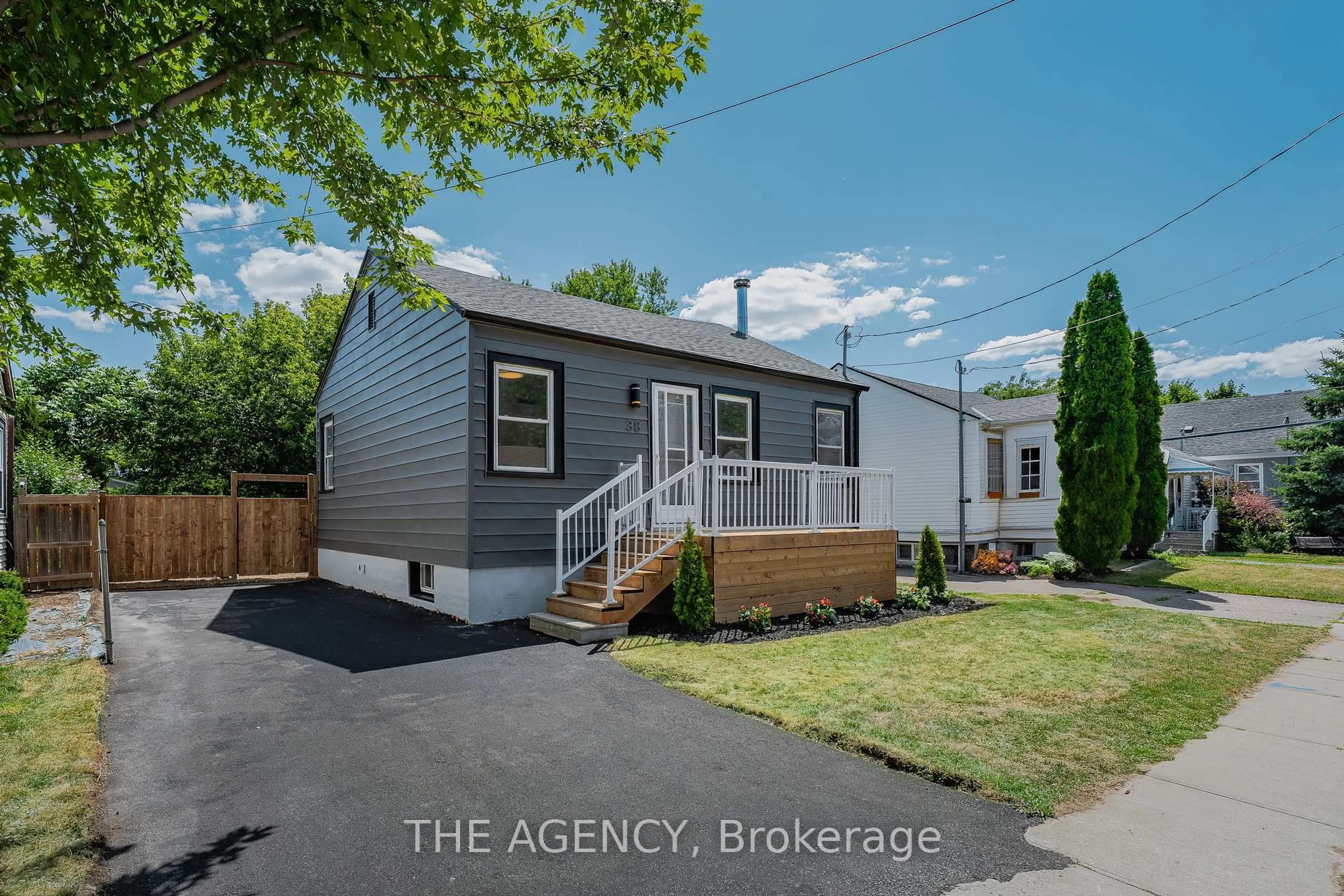 Home with vinyl exterior material, street for 38 Parkview Rd, St. Catharines Ontario L2M 5S1