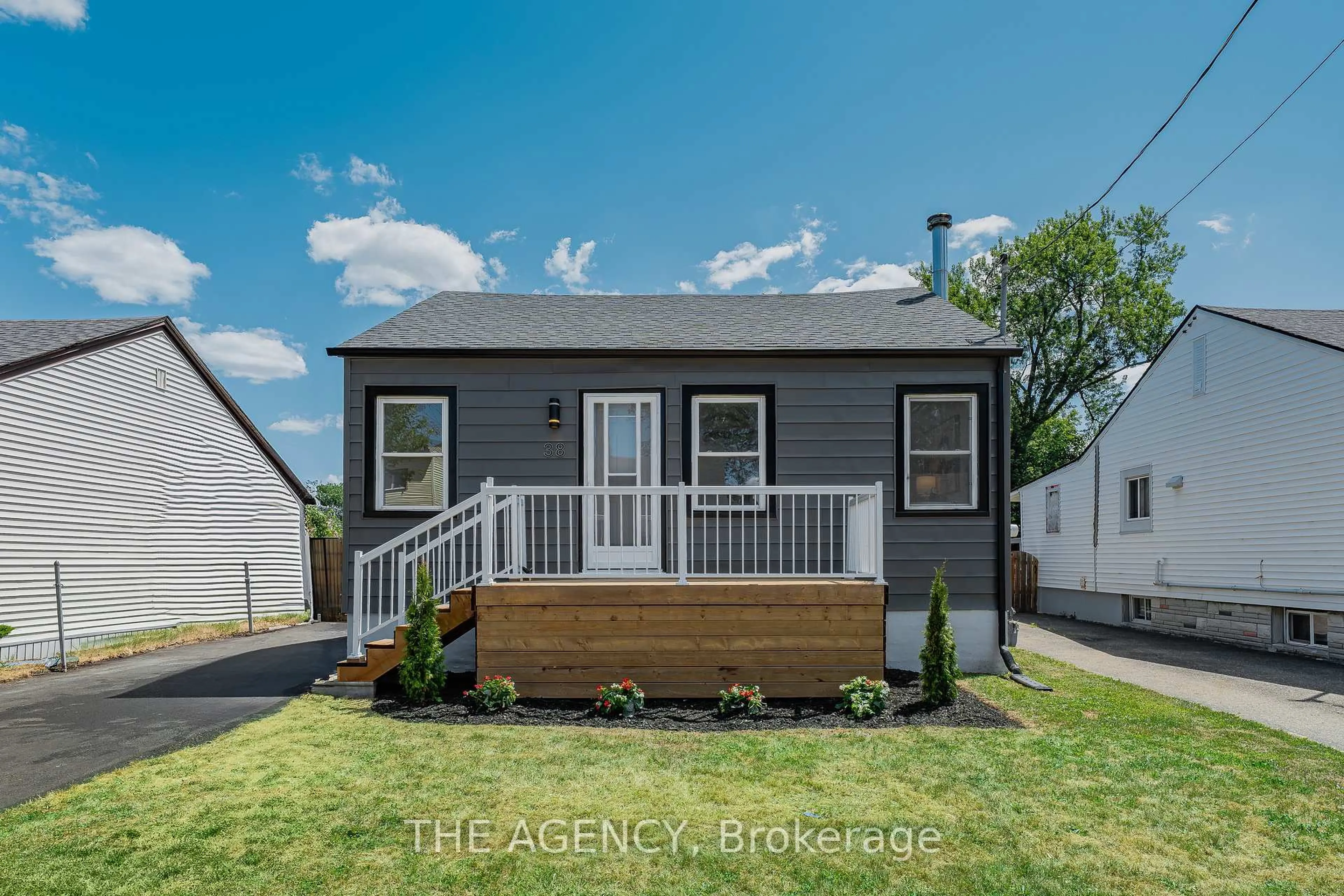 Home with vinyl exterior material, street for 38 Parkview Rd, St. Catharines Ontario L2M 5S1