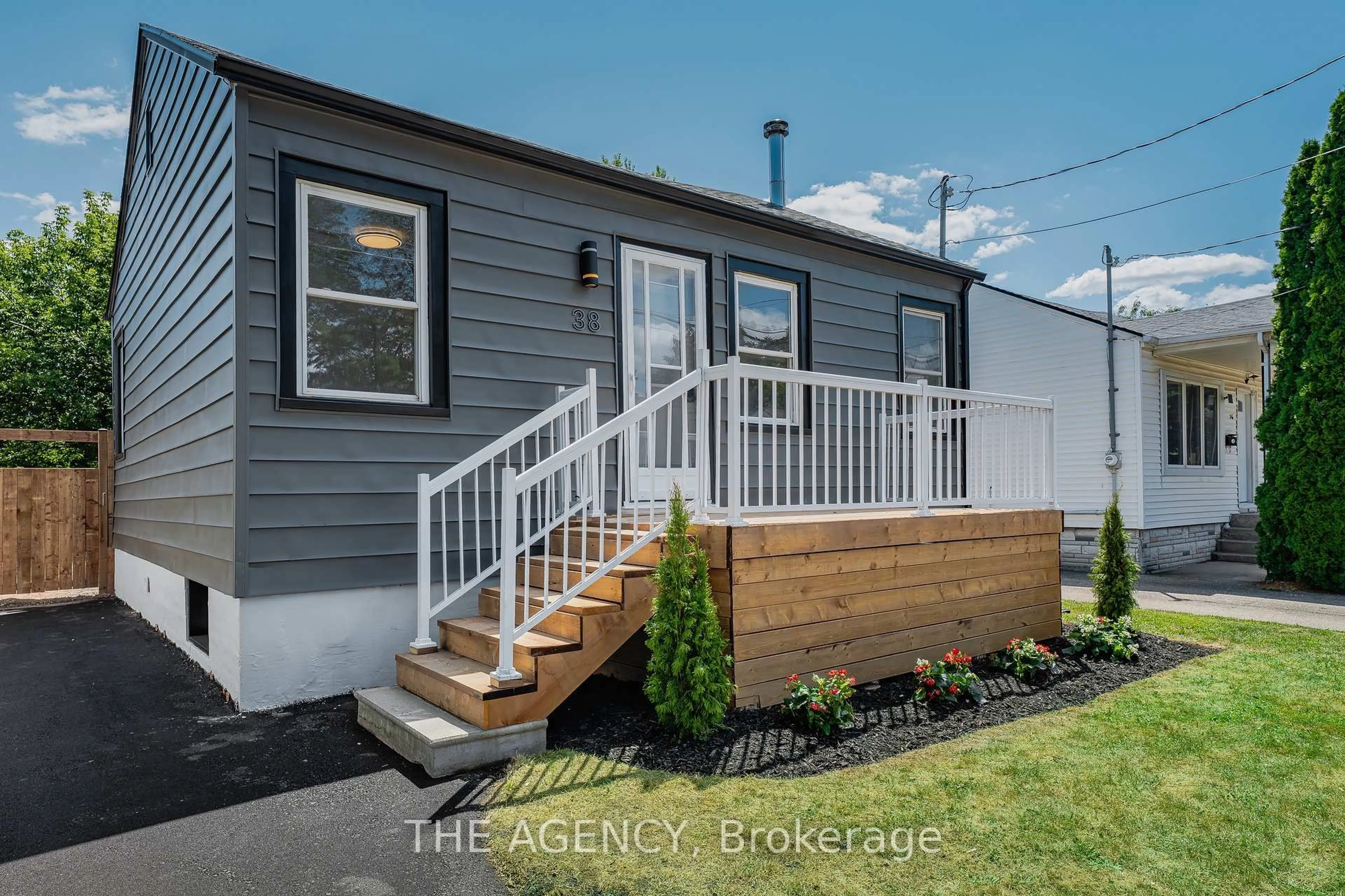 Home with vinyl exterior material, street for 38 Parkview Rd, St. Catharines Ontario L2M 5S1
