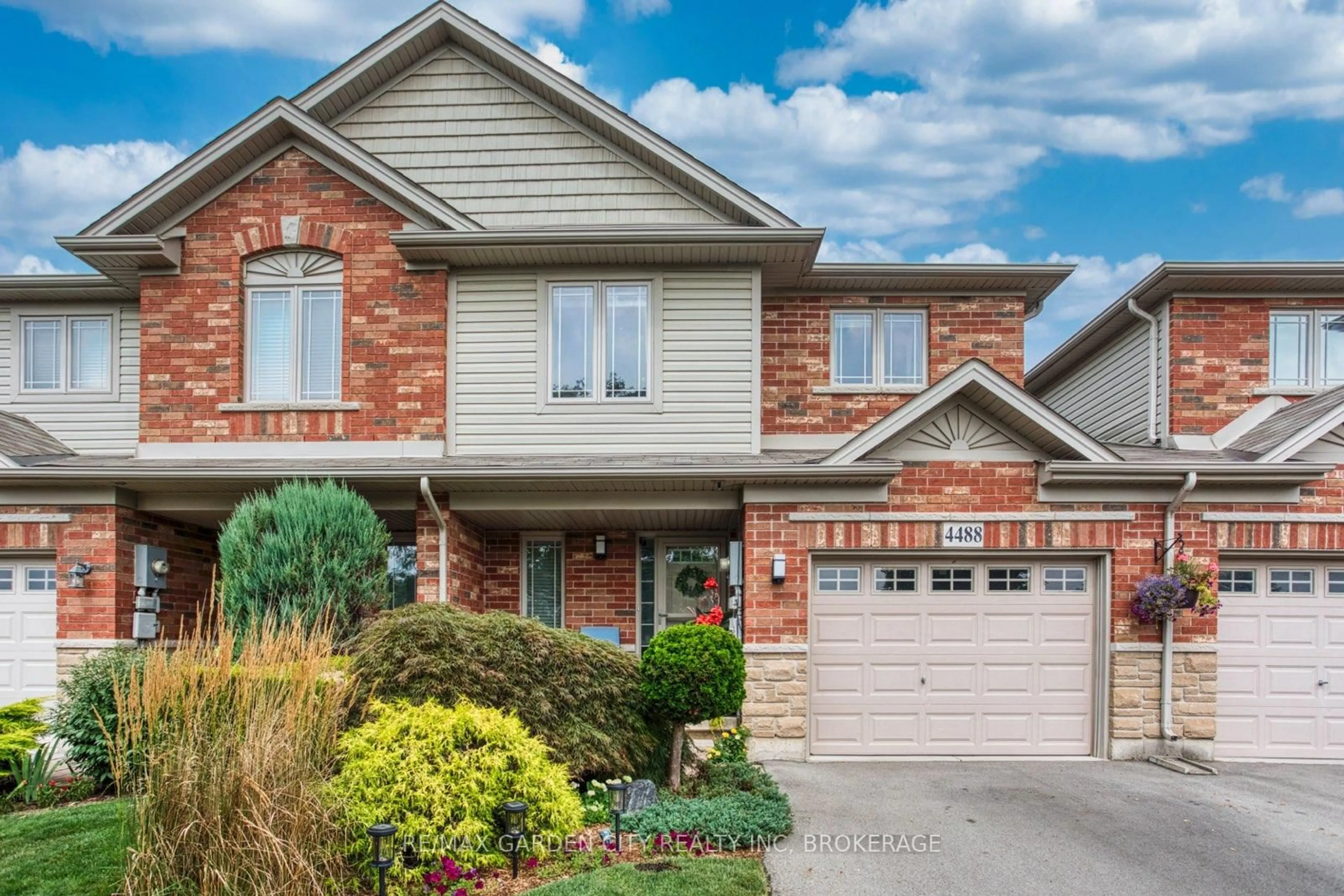 Home with brick exterior material, street for 4488 Comfort Cres, Lincoln Ontario L0R 1B9