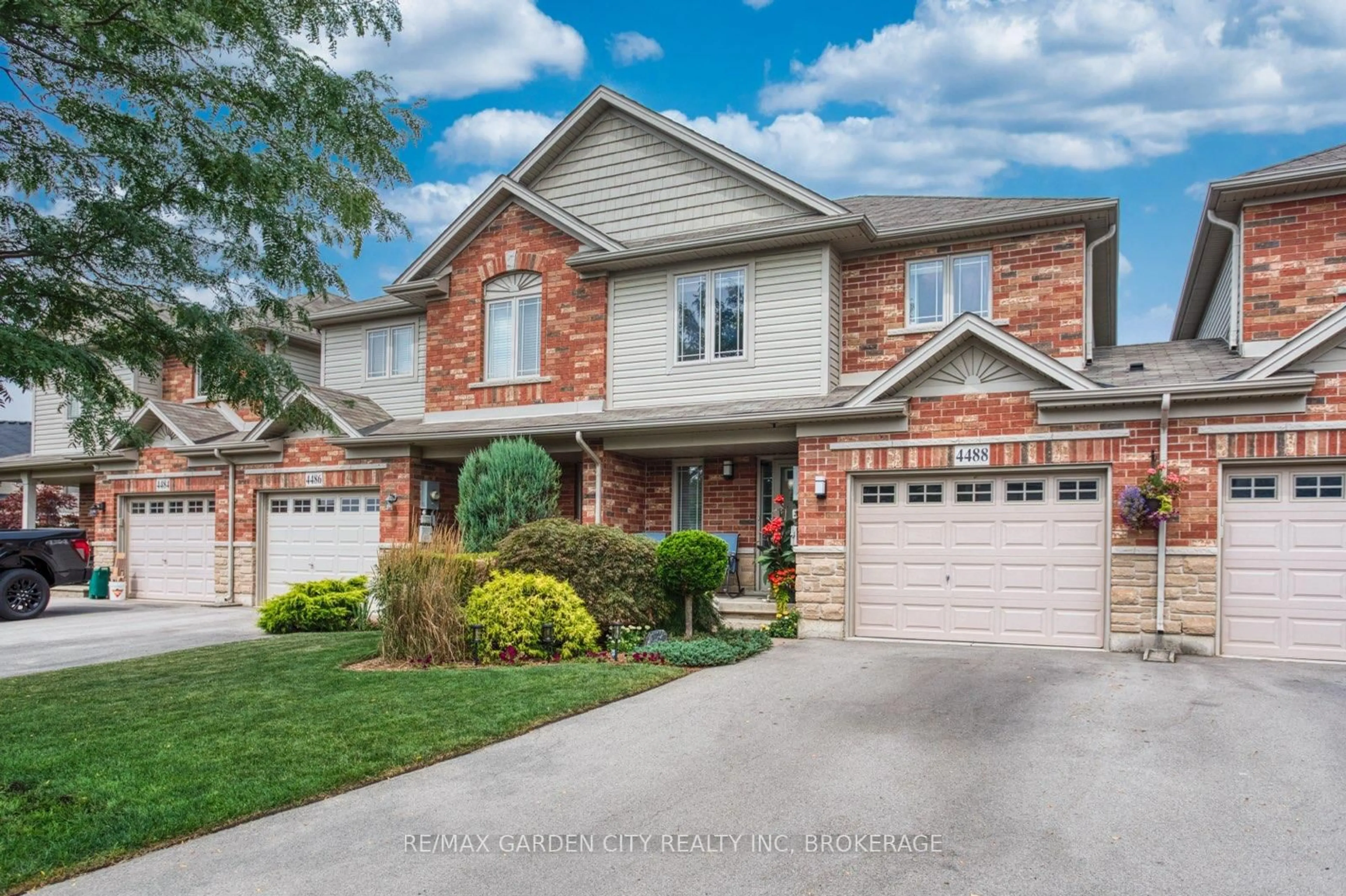 Home with brick exterior material, street for 4488 Comfort Cres, Lincoln Ontario L0R 1B9