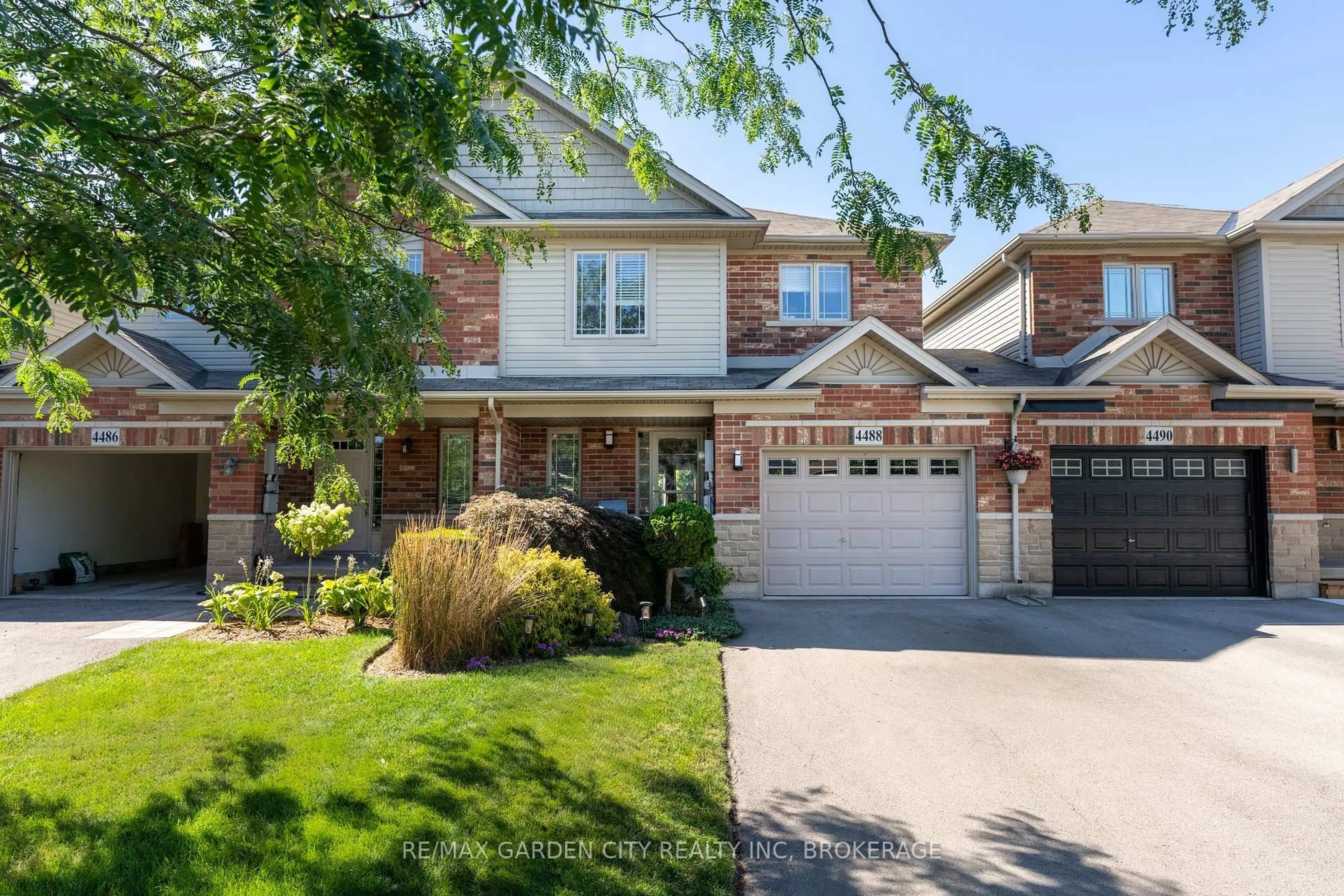 Home with brick exterior material, street for 4488 Comfort Cres, Lincoln Ontario L0R 1B9